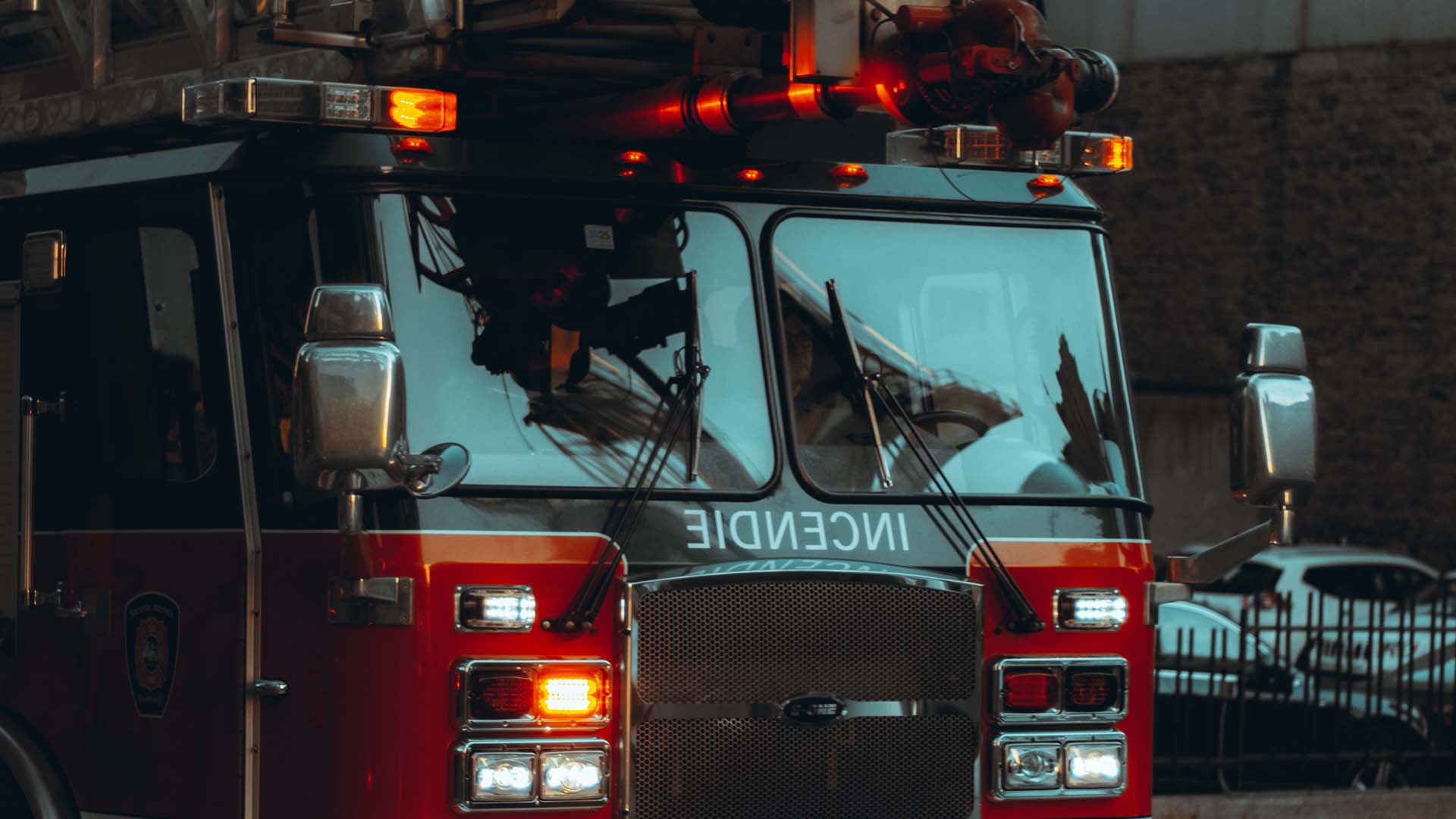 Un incendie a complètement détruit un chalet dans le secteur de Casey à La Tuque. Le résident des lieux manque à l'appel. 