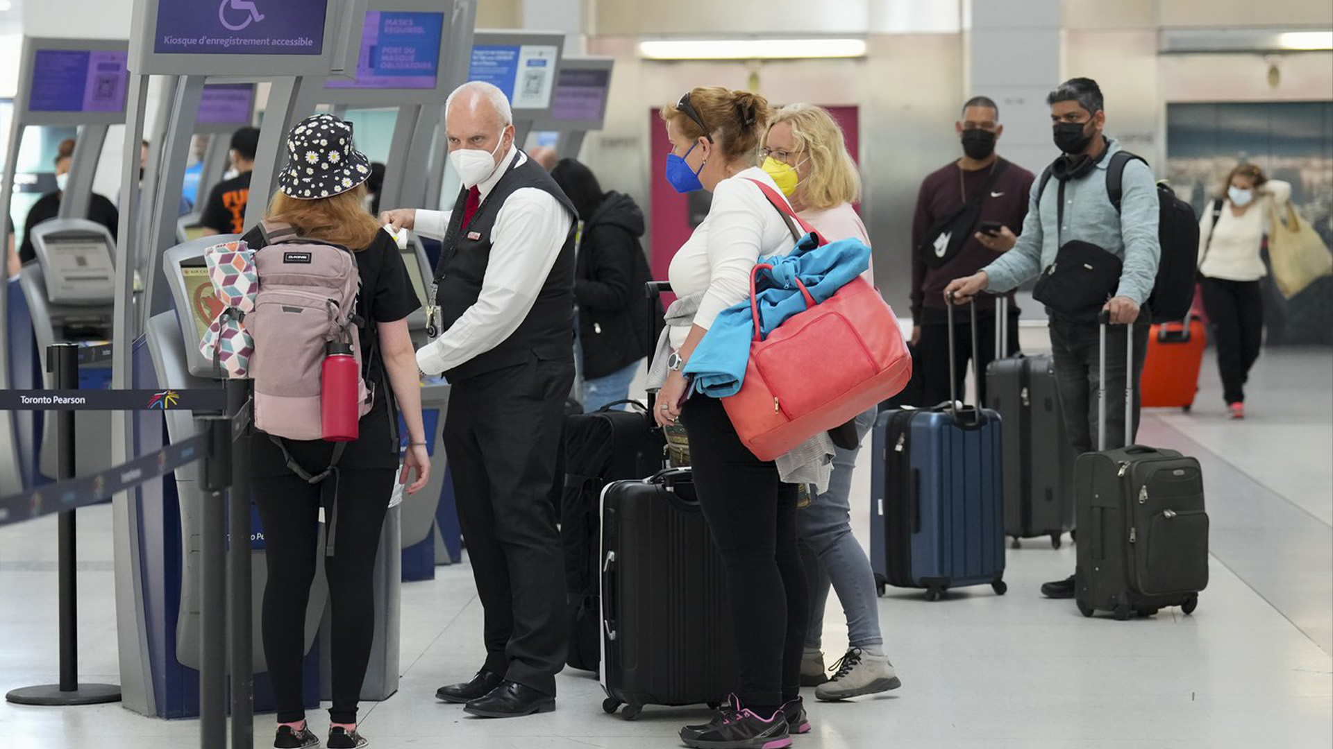 Les gens font la queue pour s'enregistrer à l'aéroport international Pearson de Toronto le jeudi 12 mai 2022.