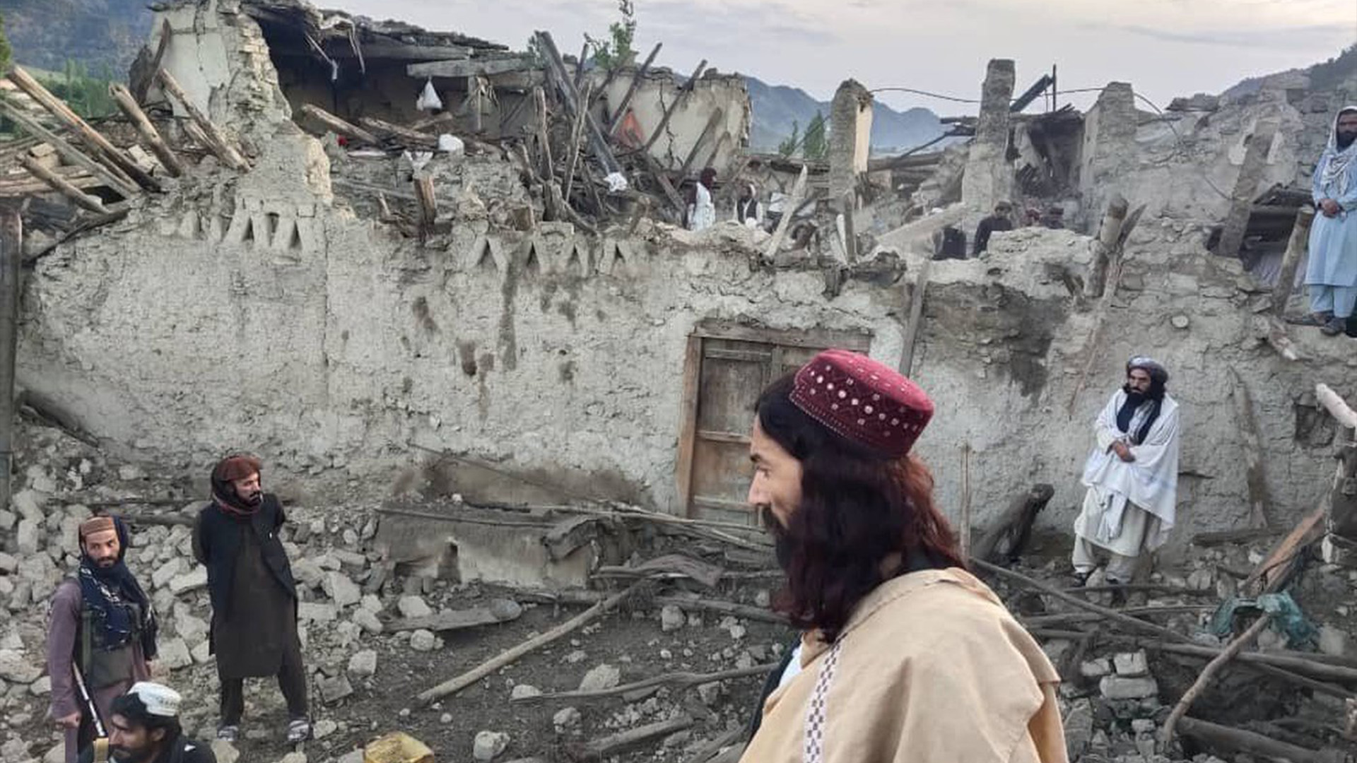Un puissant tremblement de terre a frappé mercredi matin une région rurale et montagneuse de l'est de l'Afghanistan près de la frontière pakistanaise, tuant au moins 920 personnes et en blessant 600 autres, selon les autorités qui ont ajouté que le nombre de morts augmenterait probablement.