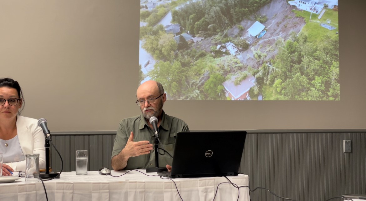 L'ingénieur Denis Demers a livré une présentation aux médias sur le glissement de terrain à La Baie mercredi.