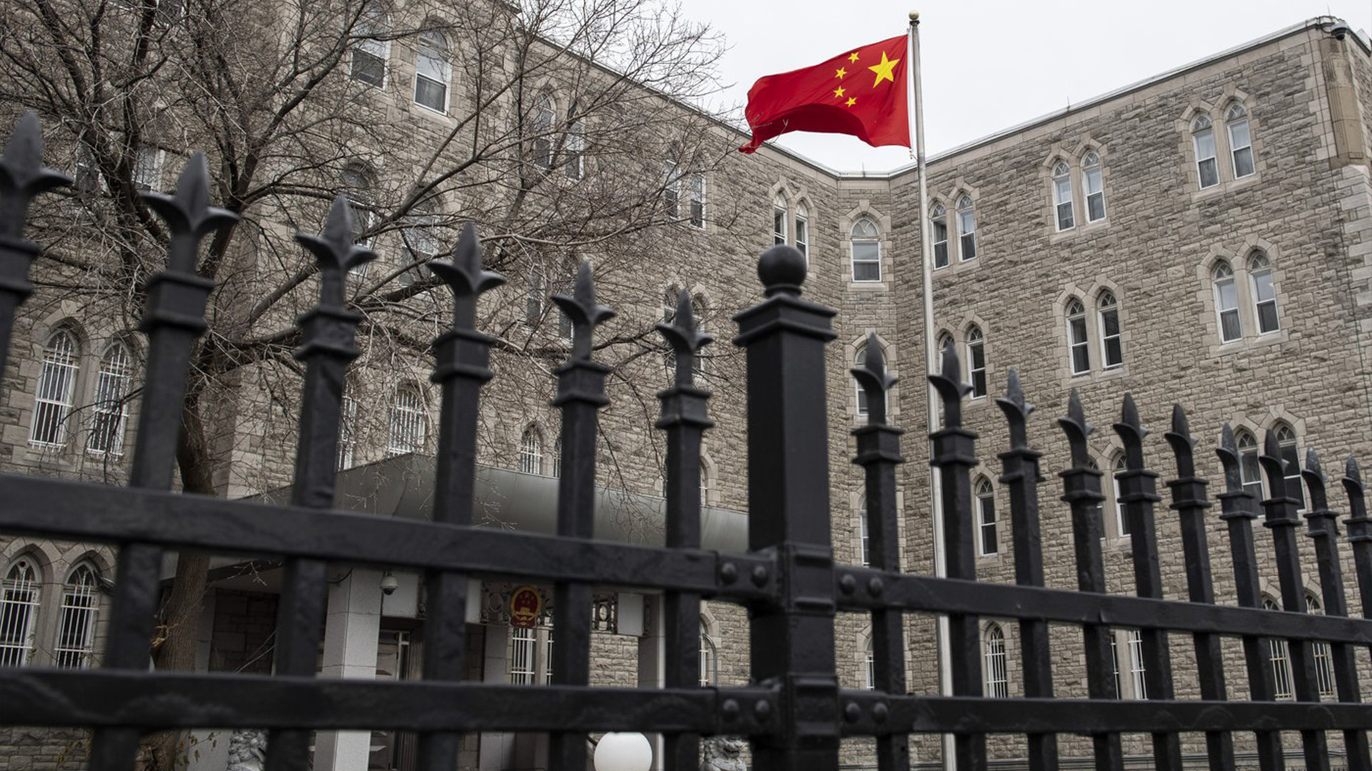Le drapeau de la République populaire de Chine flotte à l'ambassade de Chine à Ottawa, le 22 novembre 2019. Une unité de recherche fédérale a détecté ce qui pourrait être une opération d'information du Parti communiste chinois visant à décourager les Canadiens d'origine chinoise de voter pour le conservateurs aux élections fédérales de 2021.