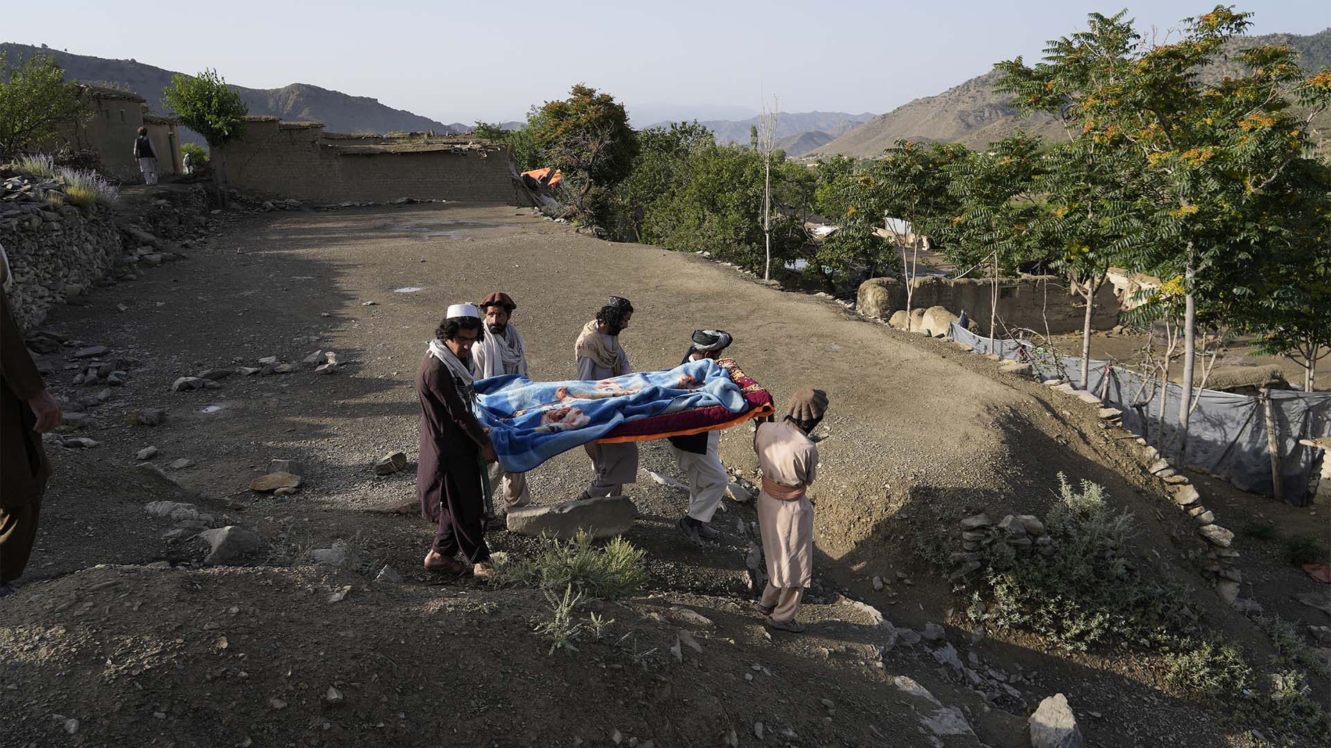 Des Afghans transportent une personne tuée lors d’un tremblement de terre vers un lieu de sépulture dans le village de Gayan, dans la province de Paktika, en Afghanistan. 