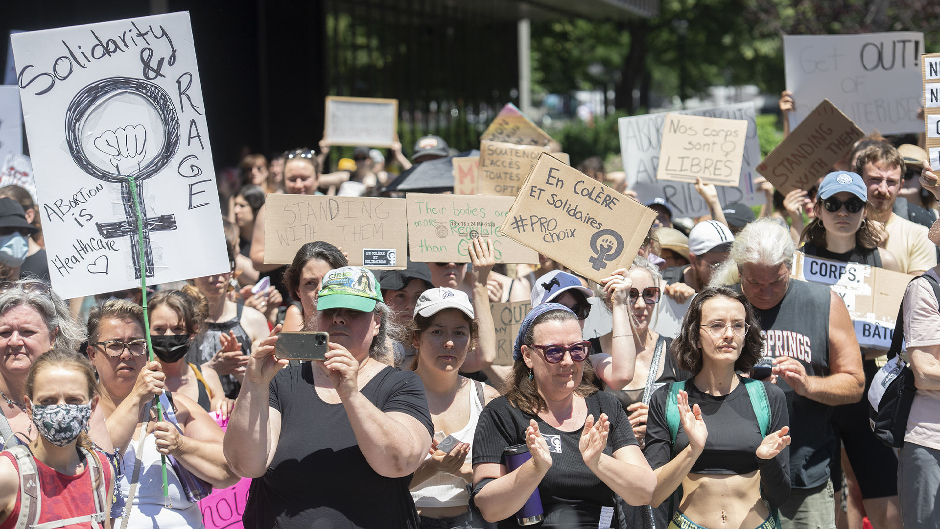 Malgré la chaleur accablante, de nombreuses personnes étaient devant le Palais de Justice, à Montréal, brandissant des pancartes avec des inscriptions telles que «Mon corps, mon choix final bâton» ou «Autonomie pour tous».
