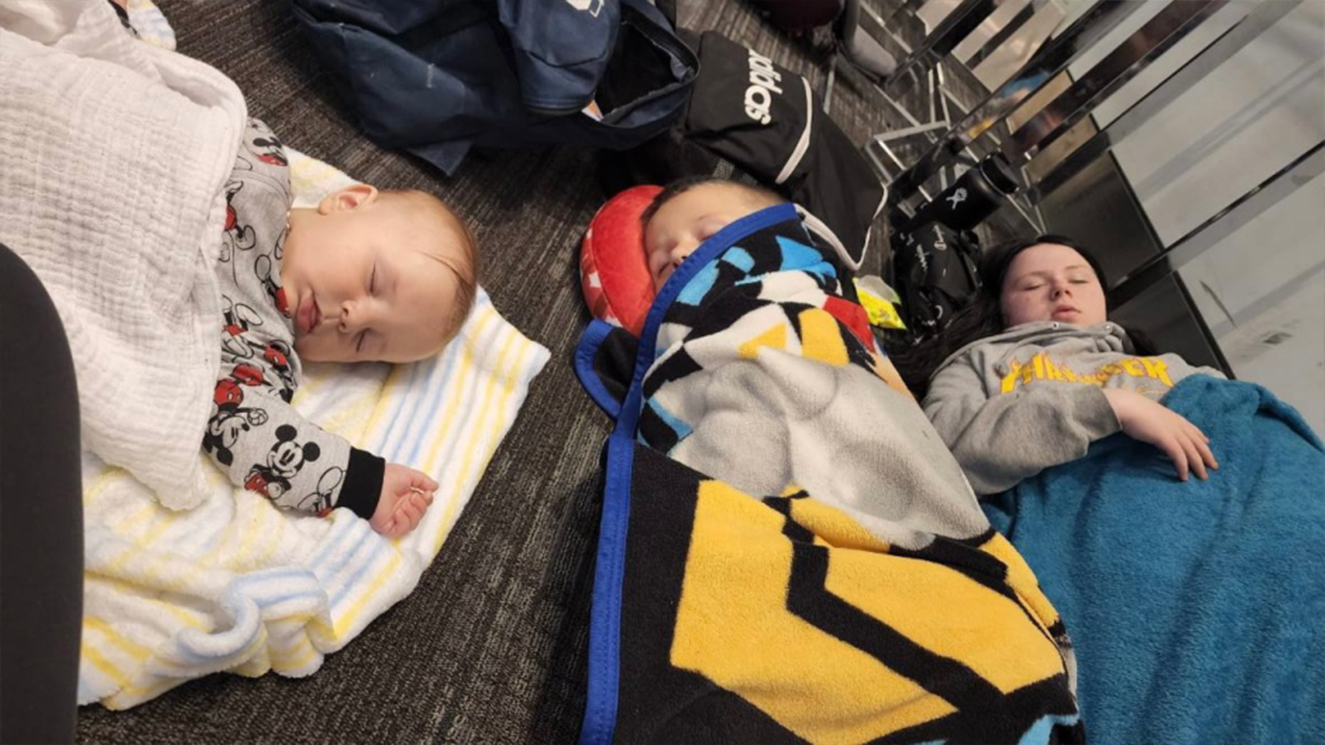 Une mère de trois enfants a livré un troublant témoignage après que sa jeune famille ait dû passer une nuit sur le plancher de l’aéroport Lester B. Pearson.