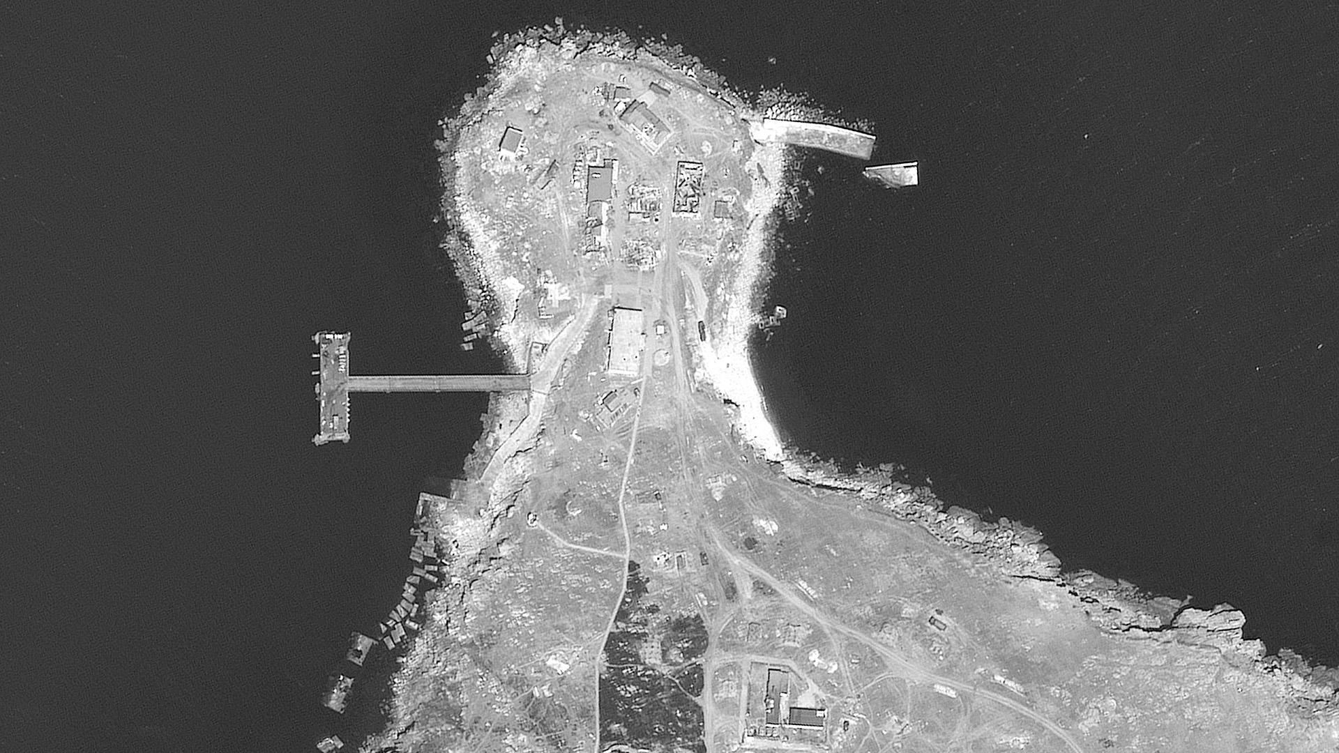 Cette image satellite en noir et blanc WorldView-1 de Maxar Technologies montre l'extrémité nord de «Snake Island» avec des marques de brûlures dans la mer Noire, le mardi 21 juin 2022.
