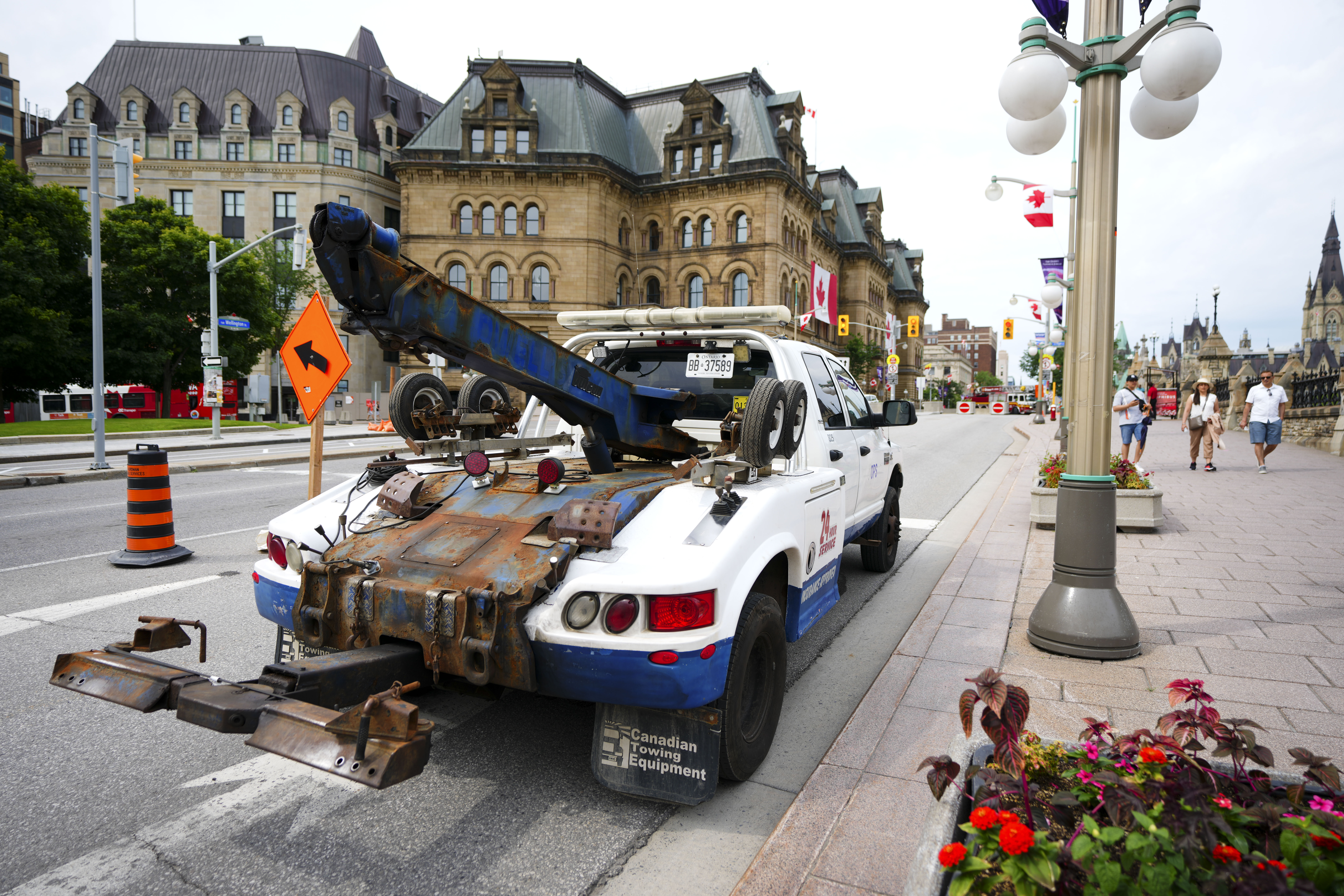 Une dépanneuse est en attente alors que les derniers préparatifs de la fête du Canada se déroulent près de la Colline du Parlement, au centre-ville d'Ottawa, le mercredi 29 juin 2022.