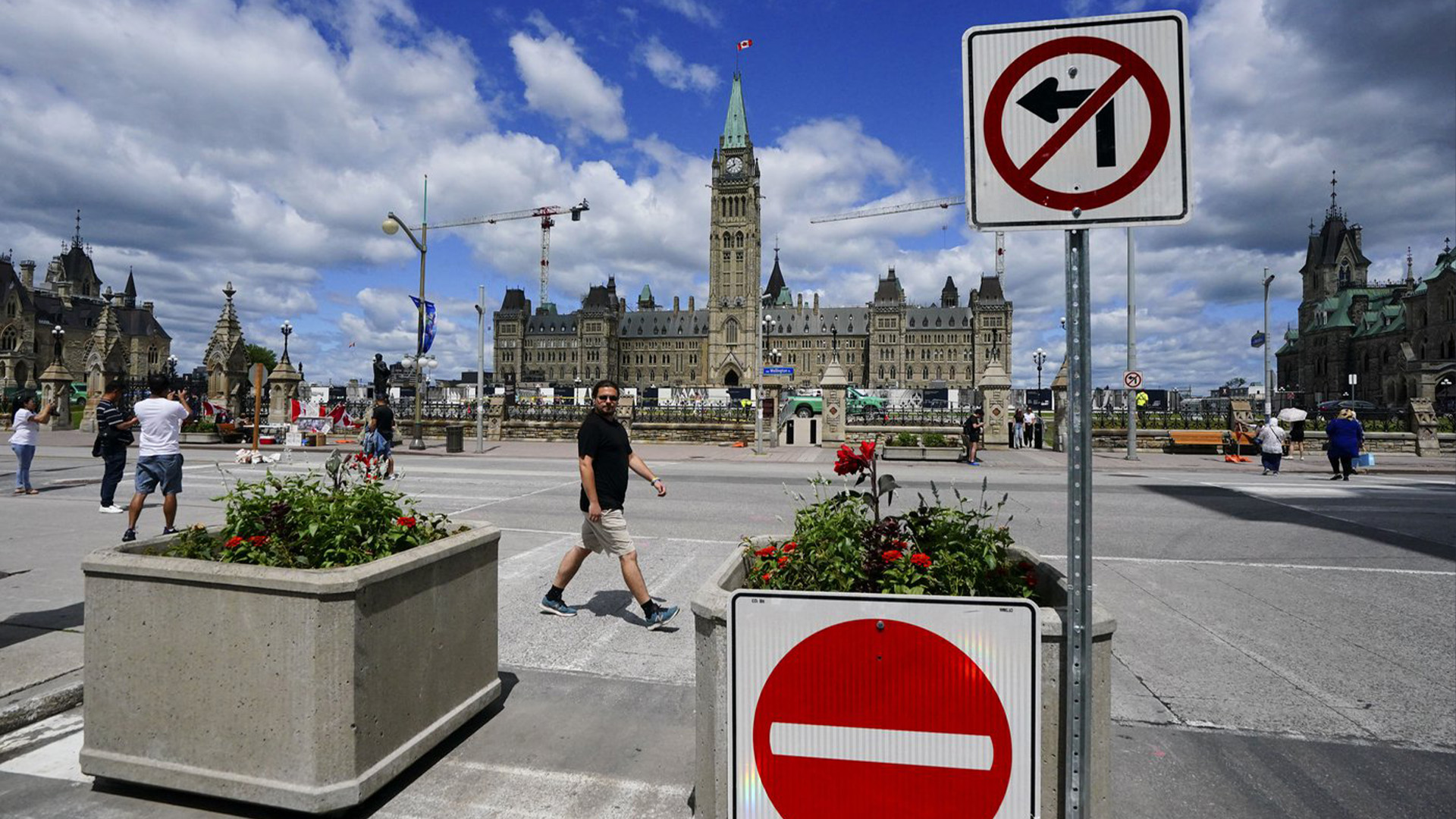 Le soldat canadien James Topp, qui fait face à des accusations après avoir dénoncé les exigences vaccinales contre la COVID-19, défilera à Ottawa jeudi, donnant le coup d'envoi à ce que les organisateurs décrivent comme une nouvelle vague de manifestations tout au long de l'été.
