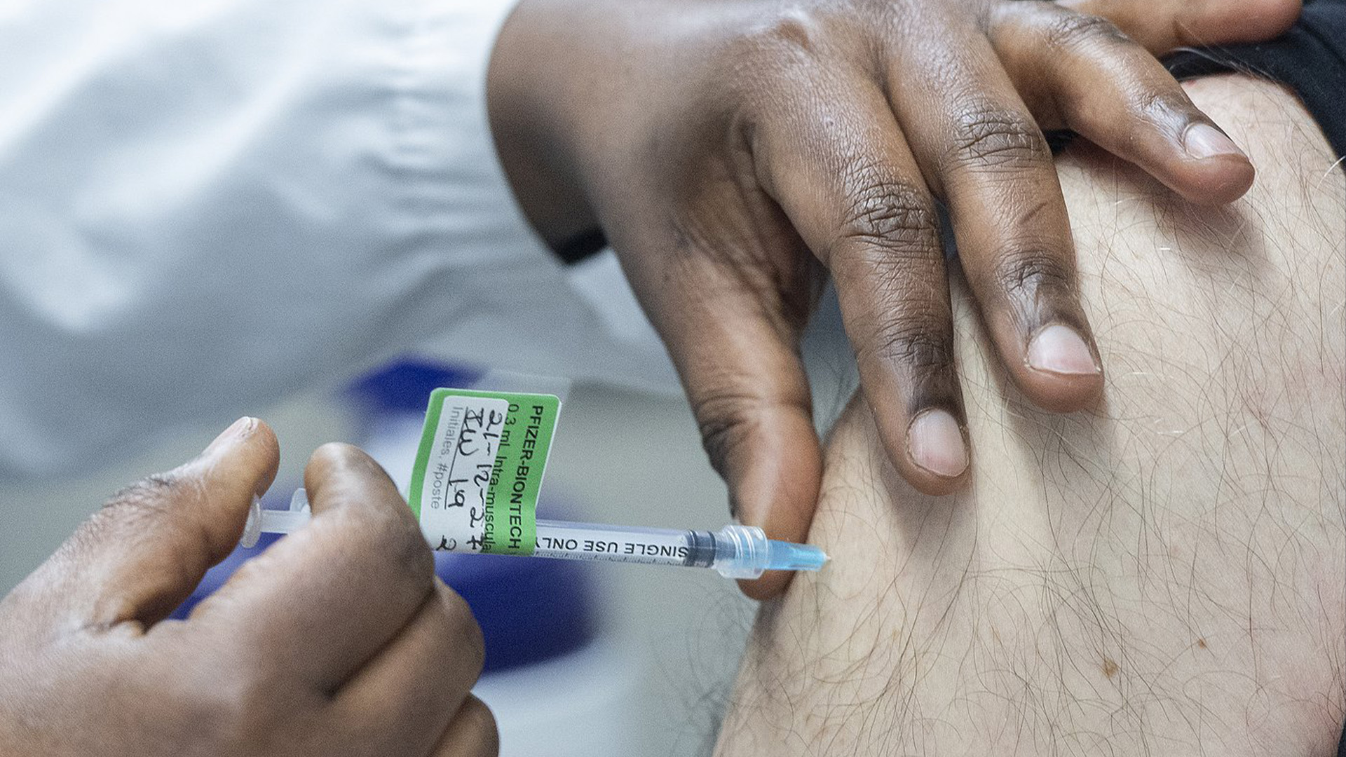 Un homme reçoit une dose de rappel du vaccin Pfizer-BioNTech COVID-19 au Stade olympique de Montréal, le lundi 27 décembre 2021.