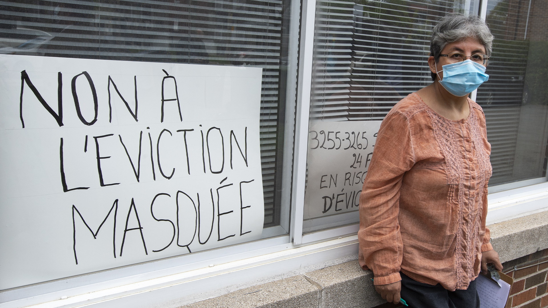 Gladis Osorio se tient devant l'appartement dans lequel elle a résidé pendant 26 ans avant une manifestation dénonçant la crise du logementle 10 mai 2021. stands in front of her apartment of 26 years before a prote