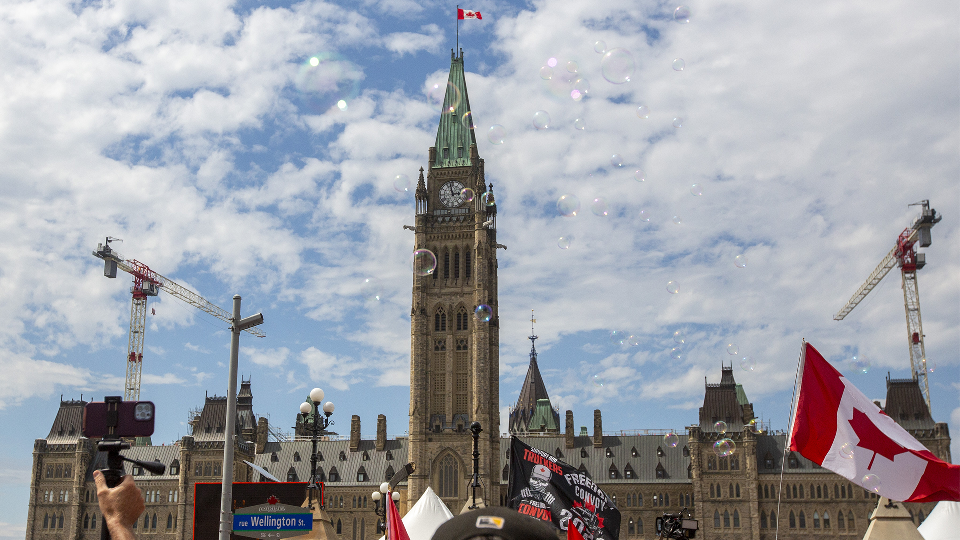 Festivités et manifestations se sont succédées pour la fête du Canada vendredi.