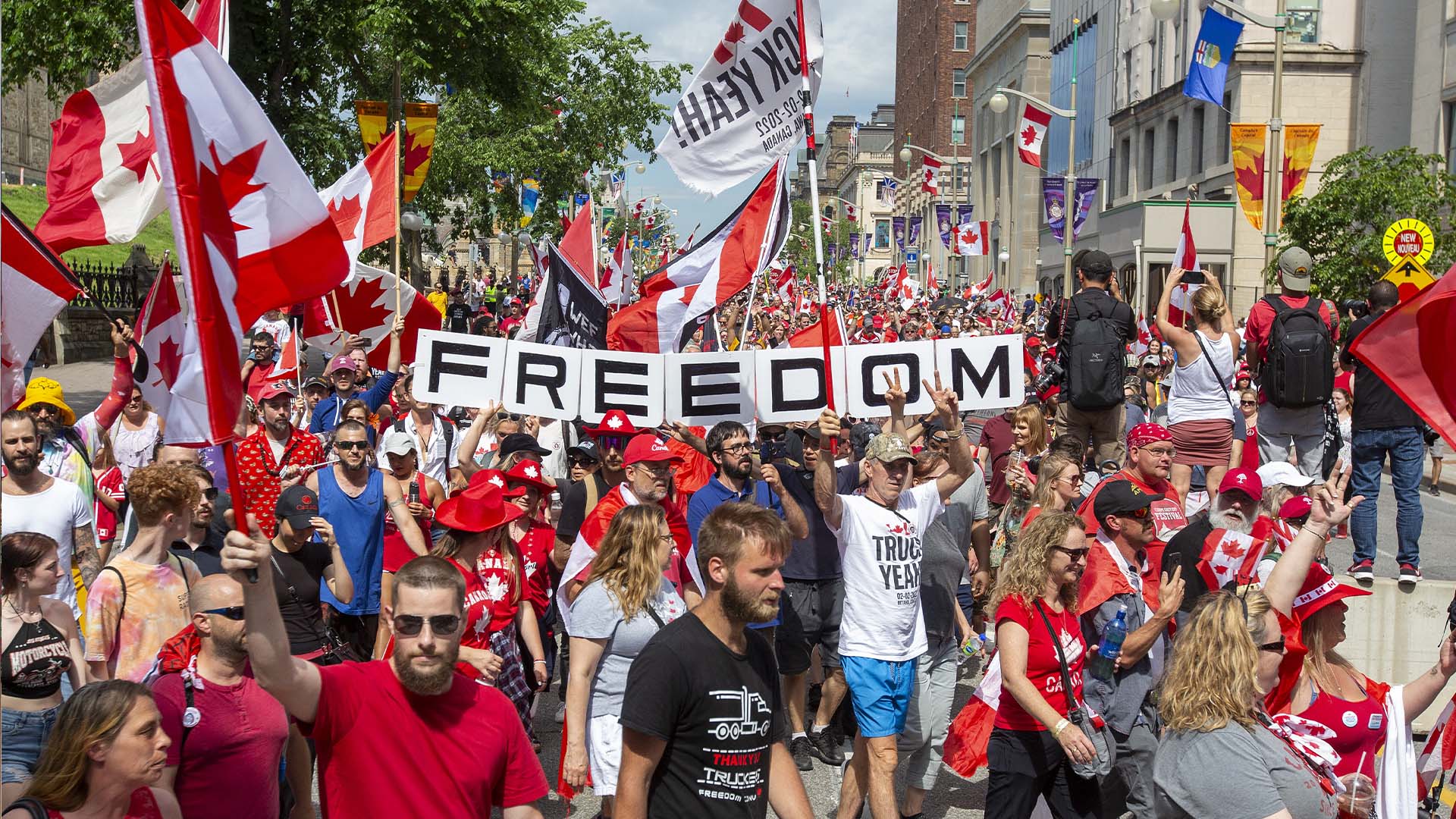 Des centaines de personnes ont défilé de la colline du Parlement au centre-ville d'Ottawa jusqu'au Monument commémoratif de guerre du Canada, vendredi en fin d'après-midi.
