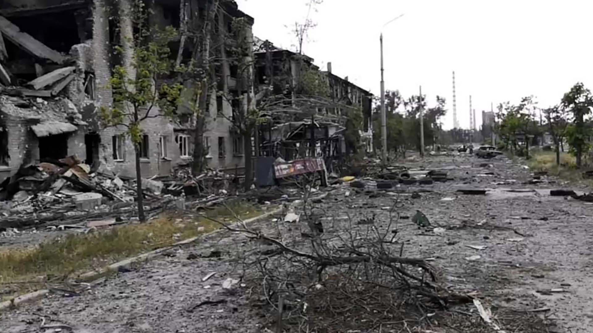 Sur cette photo fournie par l'administration militaire de la région de Luhansk, des bâtiments résidentiels endommagés sont vus à Lysychansk, dans la région de Luhansk, en Ukraine.