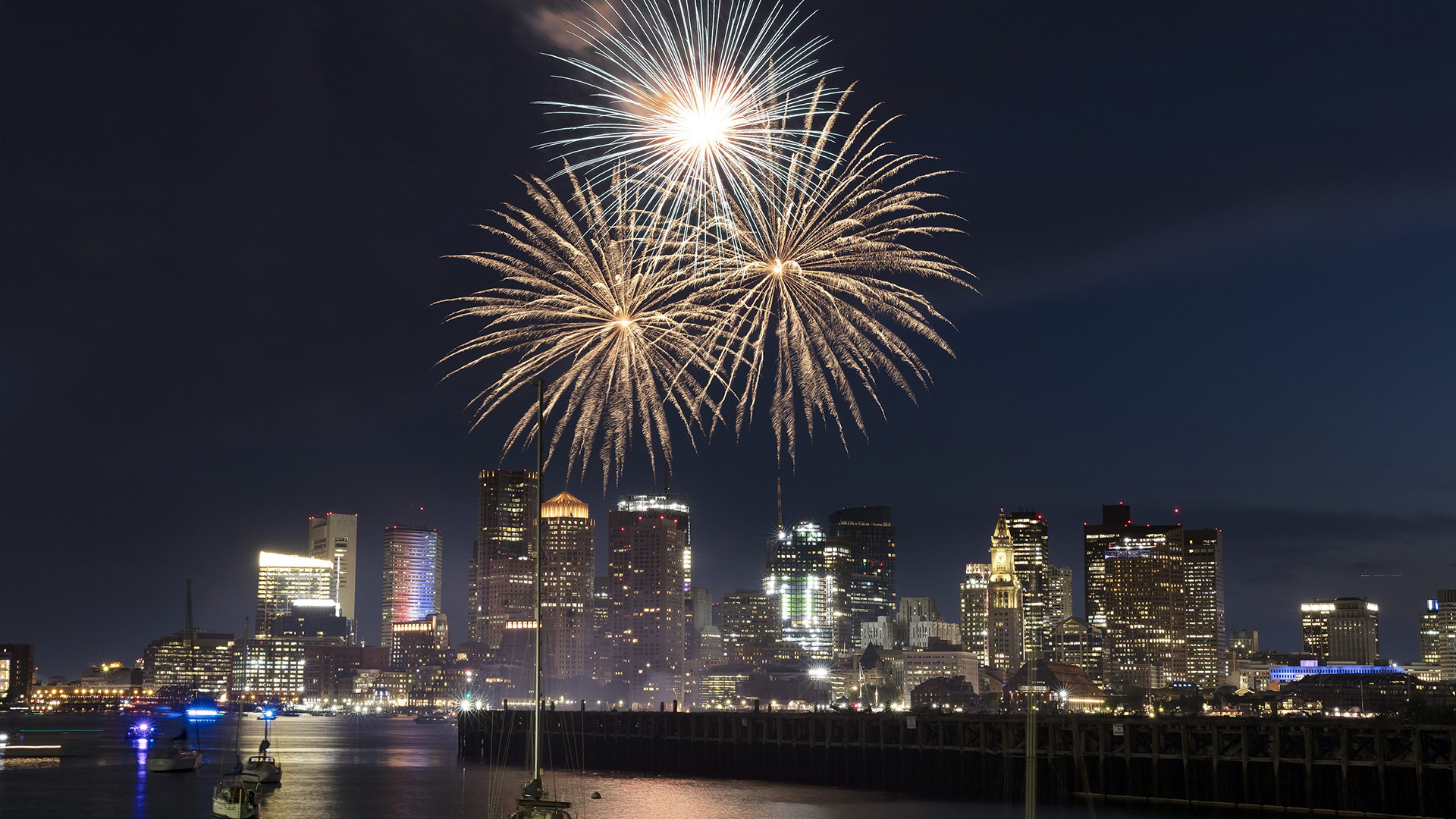 Des feux d'artifice explosent au-dessus du port de Boston dans le cadre des célébrations du week-end du Harborfest du 4 juillet le samedi 2 juillet 2022 à Boston.