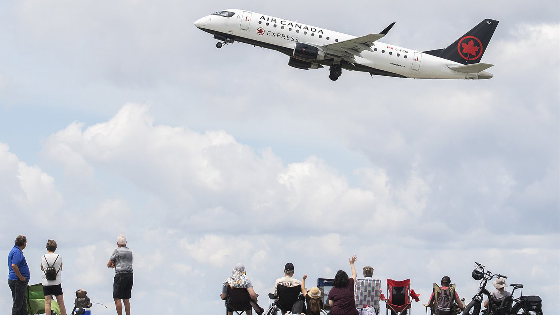 Un avion d'Air Canada décolle de l'aéroport Trudeau de Montréal, le jeudi 30 juin 2022. Les compagnies aériennes et les aéroports canadiens ont remporté les premières places en matière de retards de vol au cours de la fin de semaine, plus que presque tous les autres dans le monde.