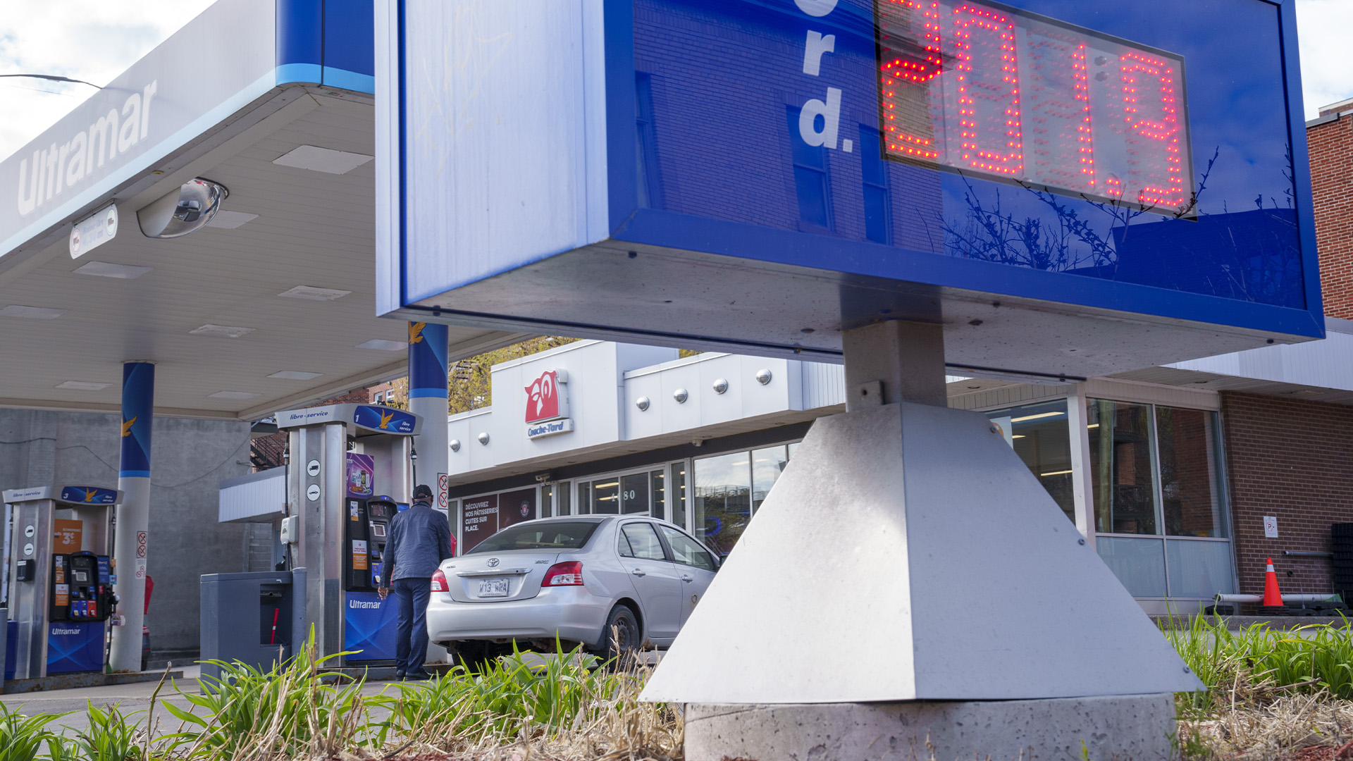 Le prix de l'essence est perçu alors qu'un automobiliste fait le plein dans une station-service à Montréal le vendredi 6 mai 2022.