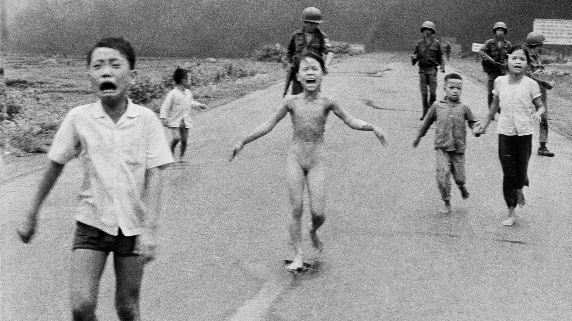 La célèbre photo de Mme Phuc sur laquelle on la voit courir, nue, le corps brûlé par du napalm, avait été apposée sur un avion nolisé par une organisation sans but lucratif pour se rendre jusqu'à Regina, en Saskatchewan.