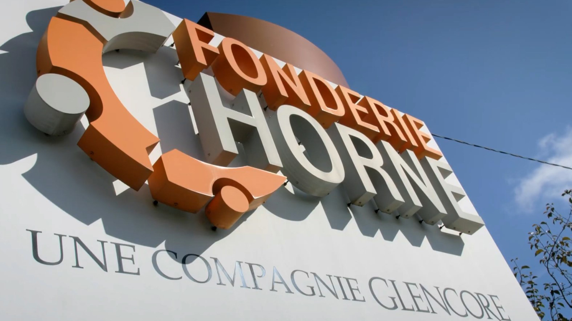 François Legault n’a pas exclu la possibilité de fermer la Fonderie Horne, l’usine au centre des problèmes de qualité de l’air à Rouyn-Noranda.