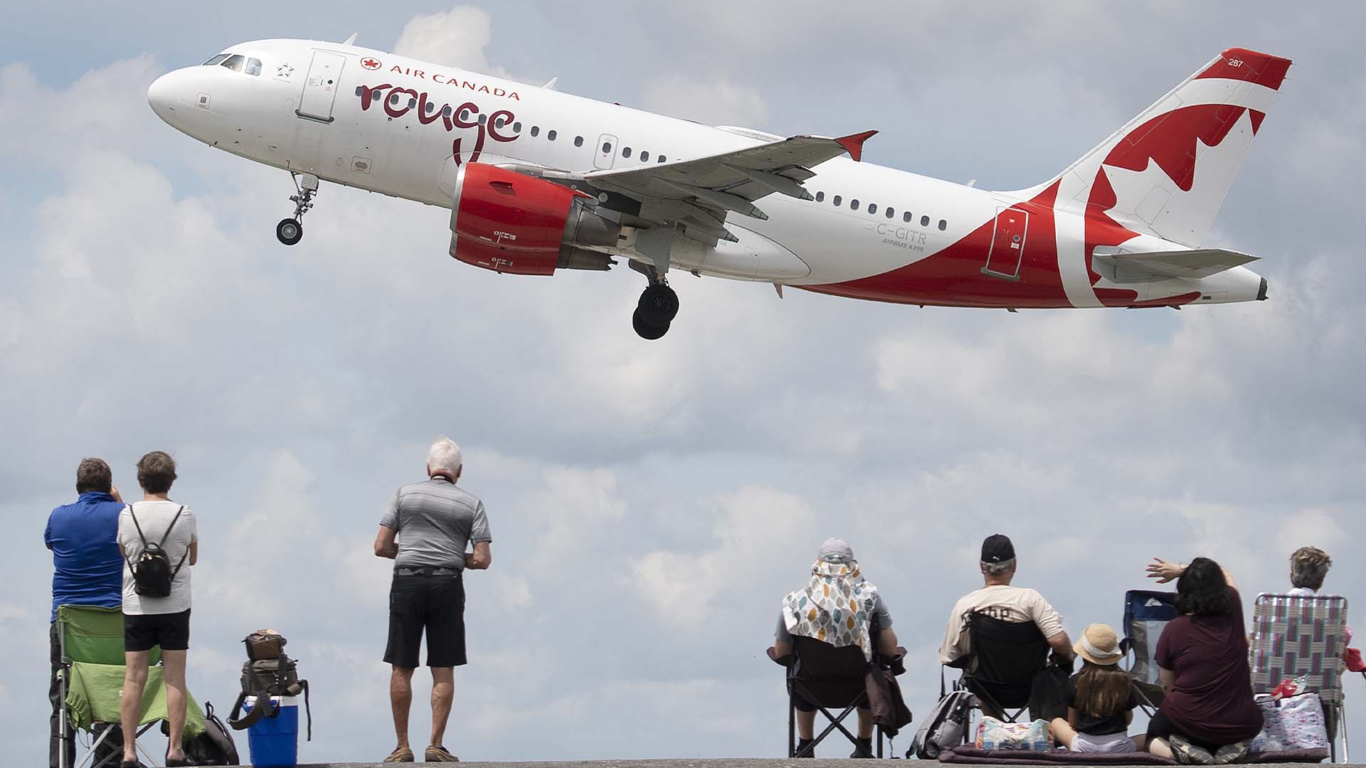 Air Canada a vu 65% de ses vols arriver en retard, tandis que Jazz Aviation, qui fournit un service régional pour le transporteur montréalais, et Air Canada Rouge ont pris respectivement les deuxième et troisième places, selon FlightAware.