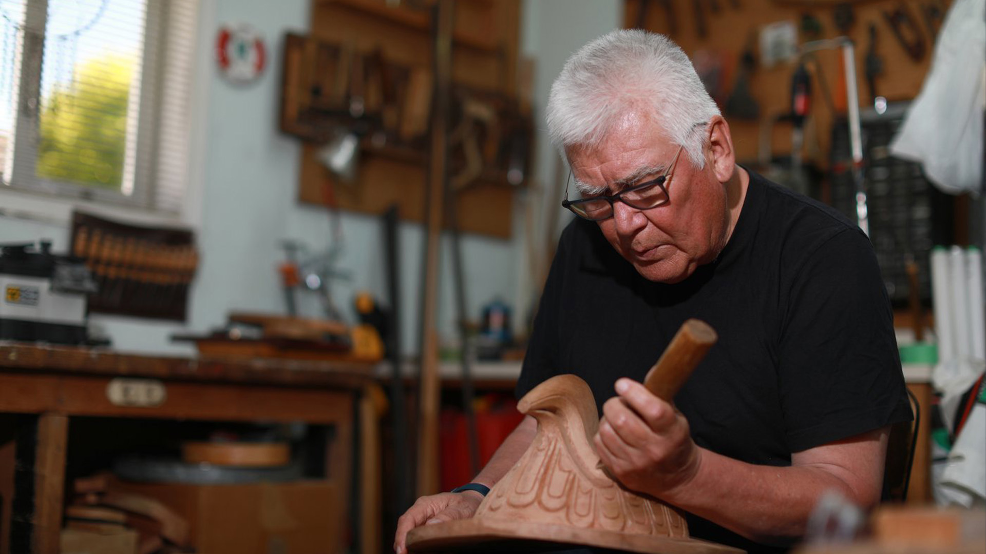 L'artiste des Premières Nations Richard Hunt a commencé à sculpter à l'âge de 13 ans maintenant à 71 ans. Il continue de perfectionner ses compétences en travaillant sur sa dernière pièce, le masque solaire, en utilisant du cèdre rouge pour créer son œuvre unique dans son studio à Victoria, en Colombie-Britannique. le jeudi 30 juin 2022.