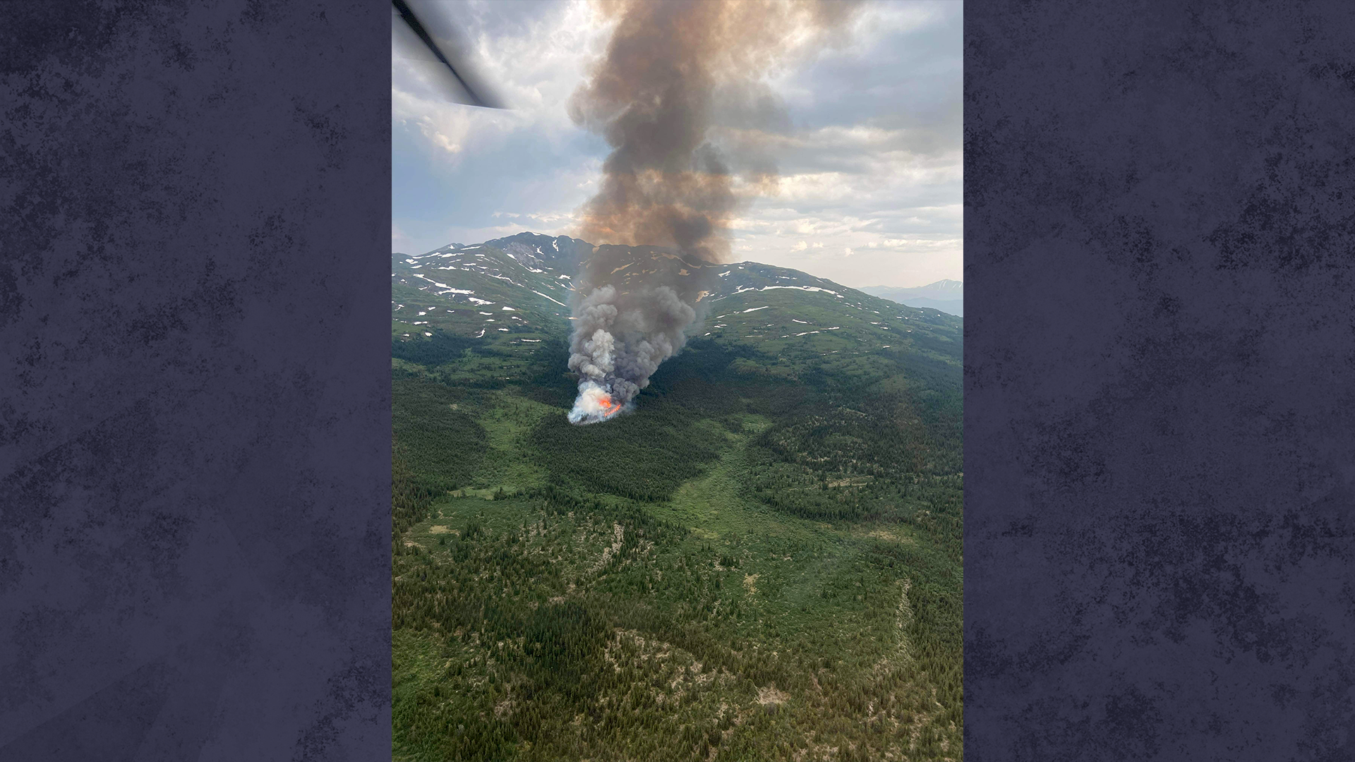 Un feu de forêt à proximité de Whitehorse, au Yukon, le 5 juillet.