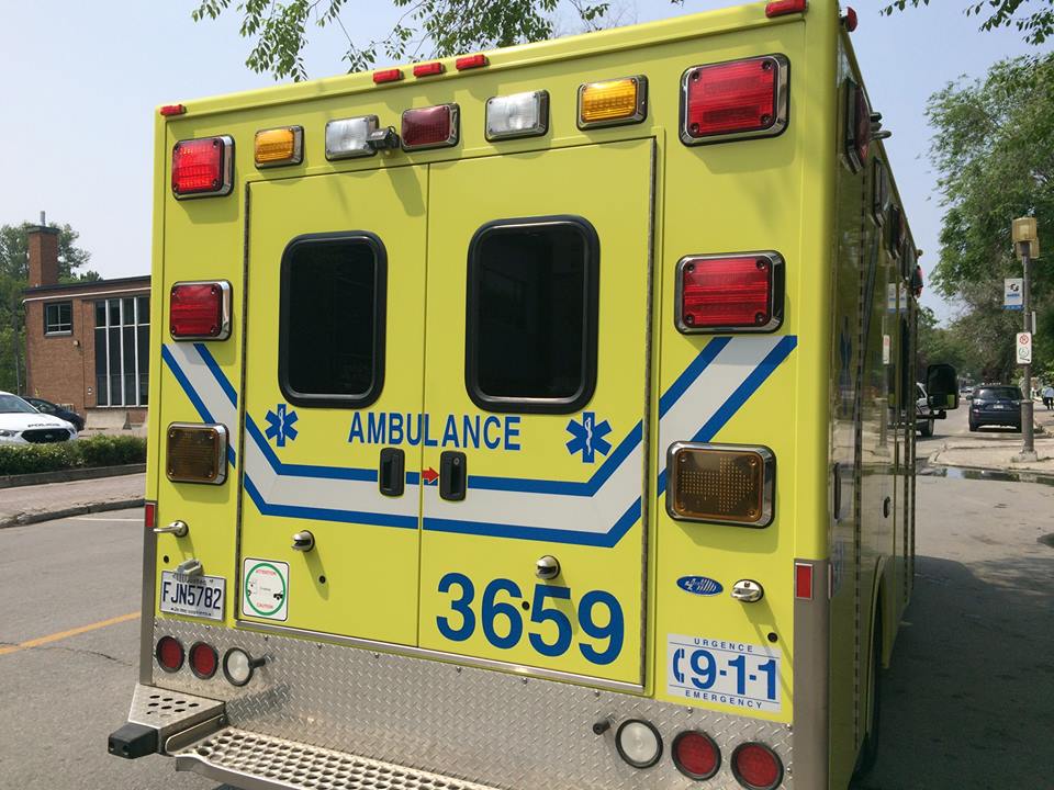 Un homme de 35 ans a été transporté en ambulance après s'être cassé la jambe en tombant de son vélo.
