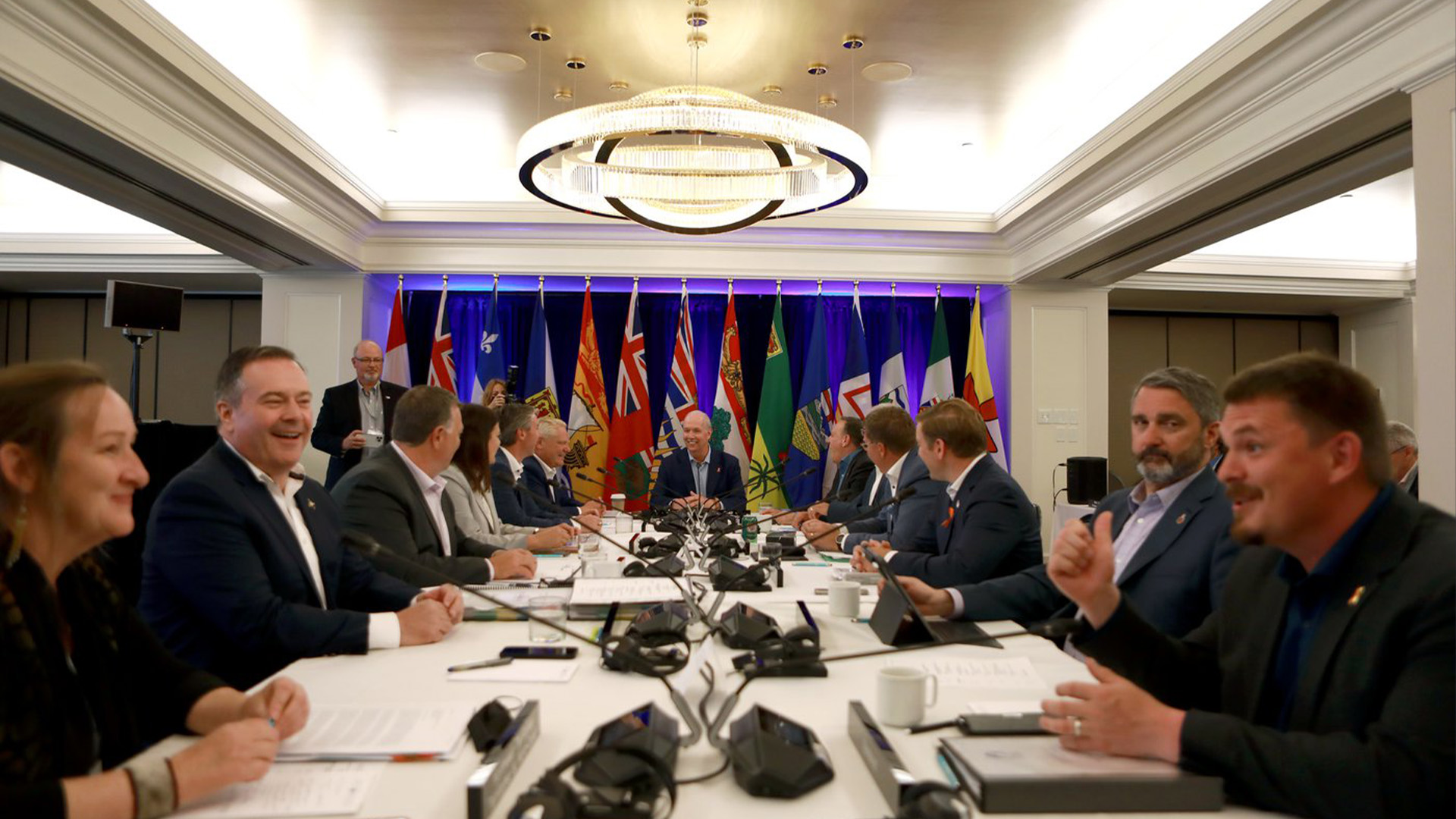 Les premiers ministres se mêlent lors d'une séance de photos lors de la réunion d'été des premiers ministres du Canada au Fairmont Empress à Victoria, le lundi 11 juillet 2022.