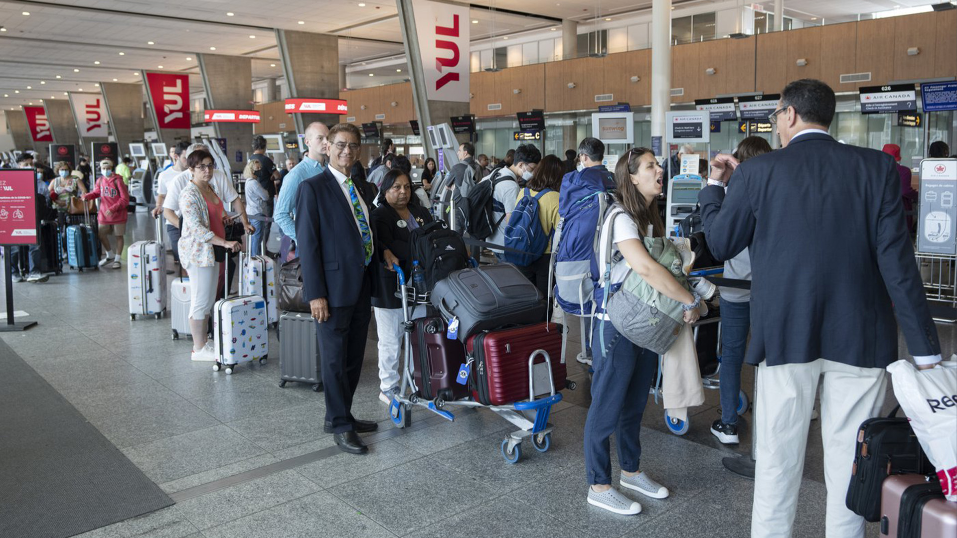 File d'attente des passagers au comptoir d'enregistrement de l'aéroport Pierre Elliott Trudeau, à Montréal, le mercredi 29 juin 2022.