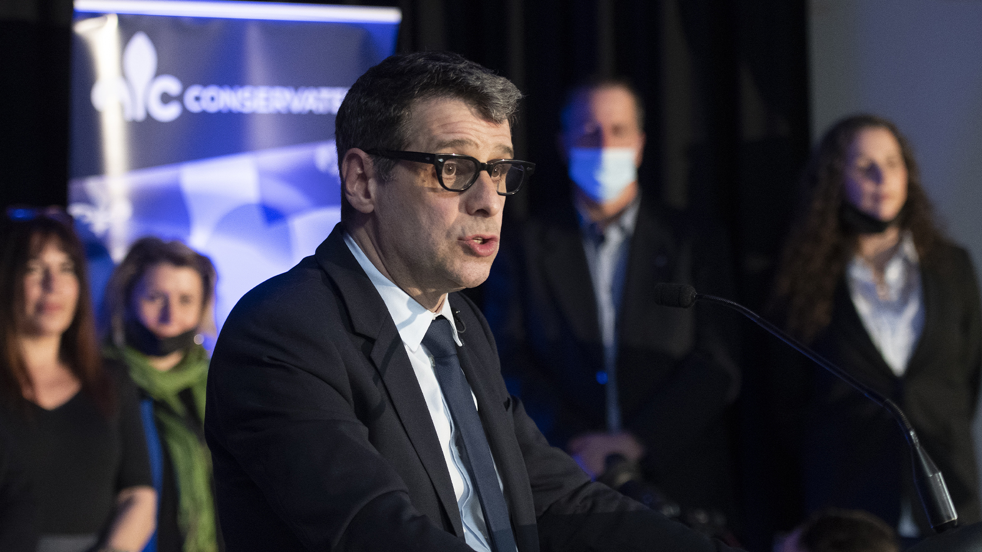 Le chef du Parti conservateur du Québec (PCQ), Éric Duhaime, a suggéré mercredi de suspendre temporairement la taxe de vente du Québec sur l’essence afin de réduire l’écart du prix à la pompe avec l’Ontario.