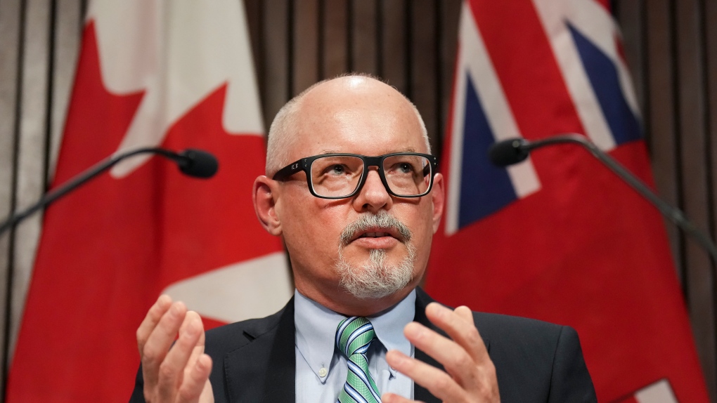 Le Dr Kieran Moore, médecin-hygiéniste en chef de l'Ontario, s'exprime lors d'une conférence de presse pendant la pandémie de COVID-19, à Queen's Park, à Toronto, le lundi 11 avril 2022. 