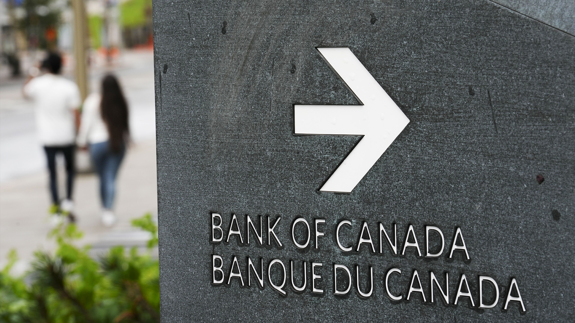 Les gens passent devant la Banque du Canada à Ottawa le mardi 12 juillet 2022.