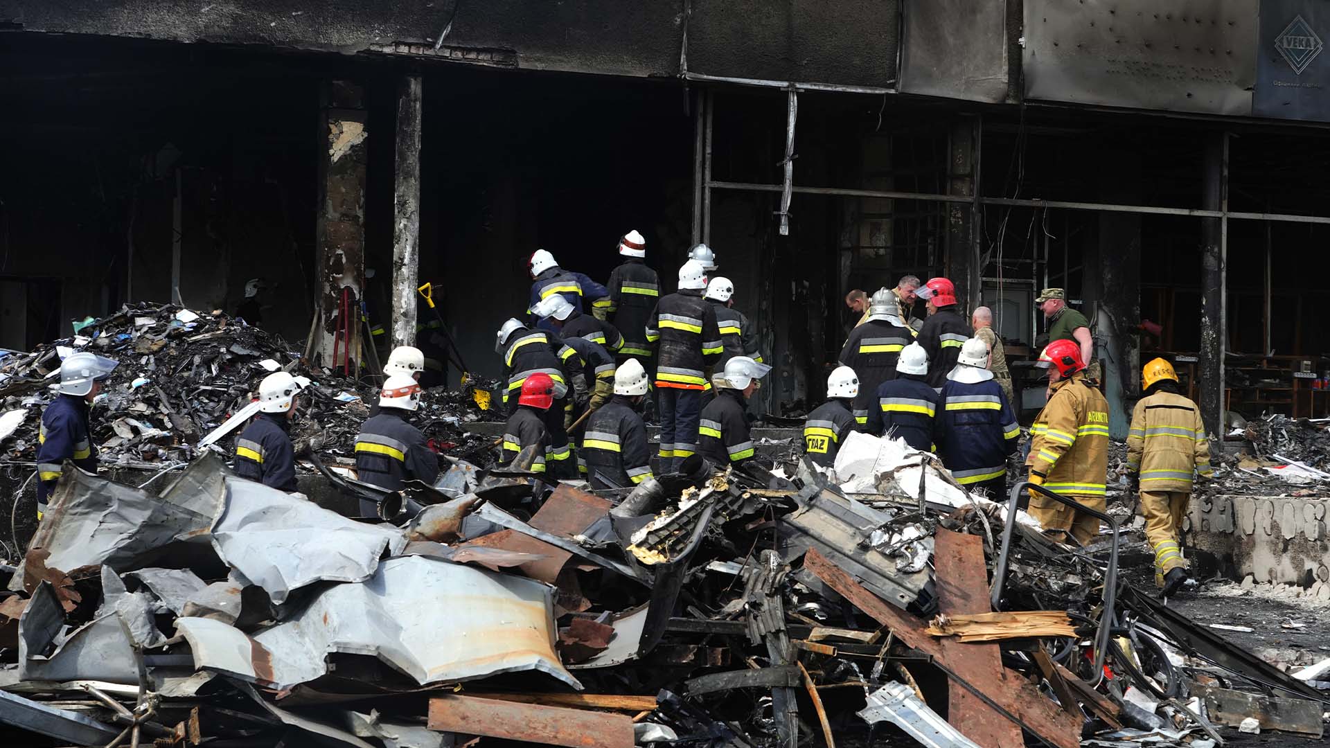 Des sauveteurs travaillent sur les lieux d'un bâtiment endommagé par des bombardements à Vinnytsia, en Ukraine, le jeudi 14 juillet 2022.
