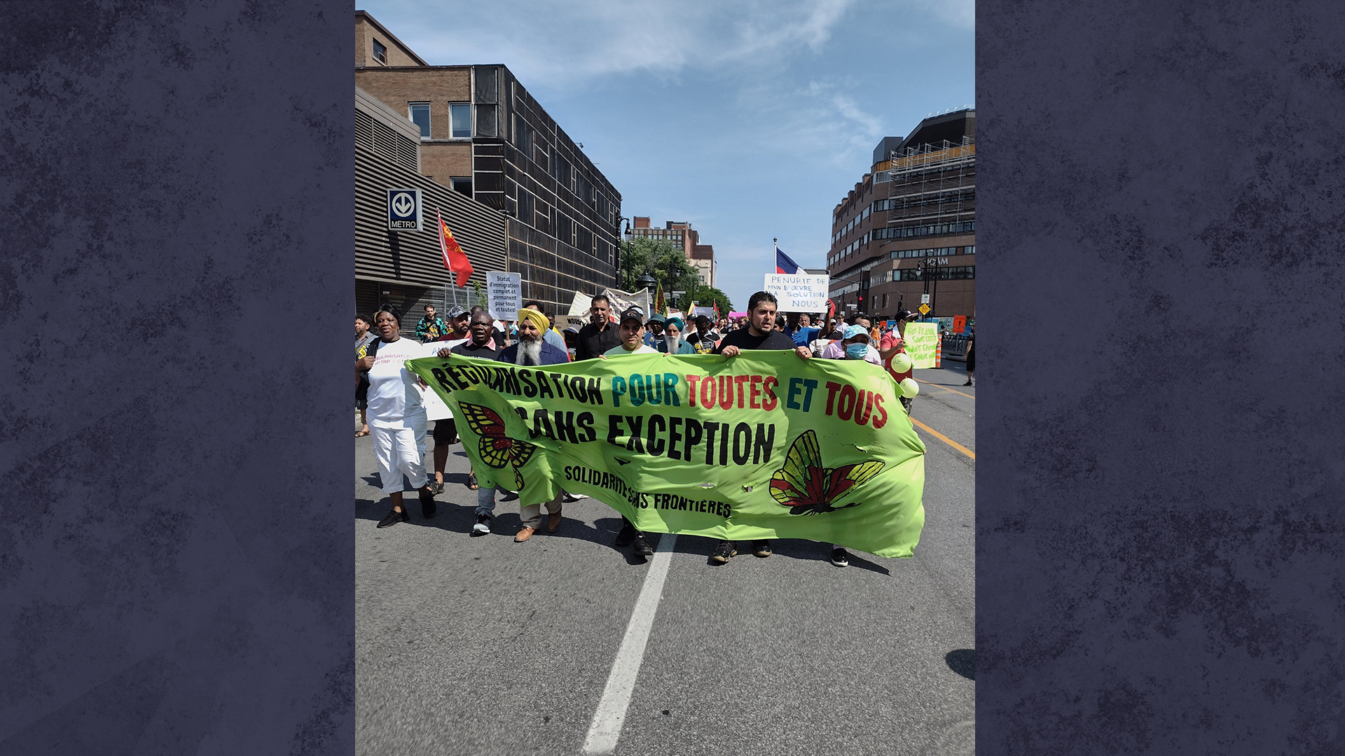 Des dizaines de manifestants se sont rassemblées à la place Émilie-Gamelin, au centre-ville de Montréal, dimanche, réclamant que toutes les personnes sans papiers obtiennent le statut migratoire au Canada.
