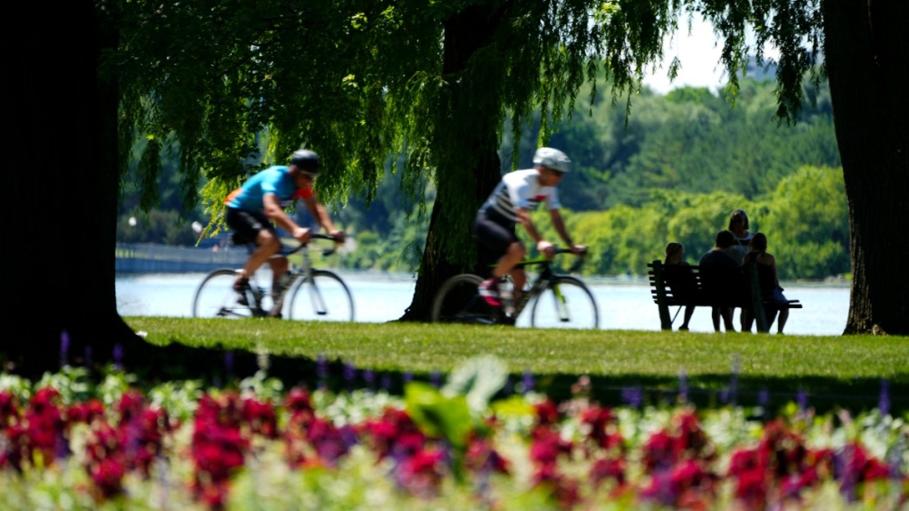 Des cyclistes à Ottawa le 4 juillet 2022.