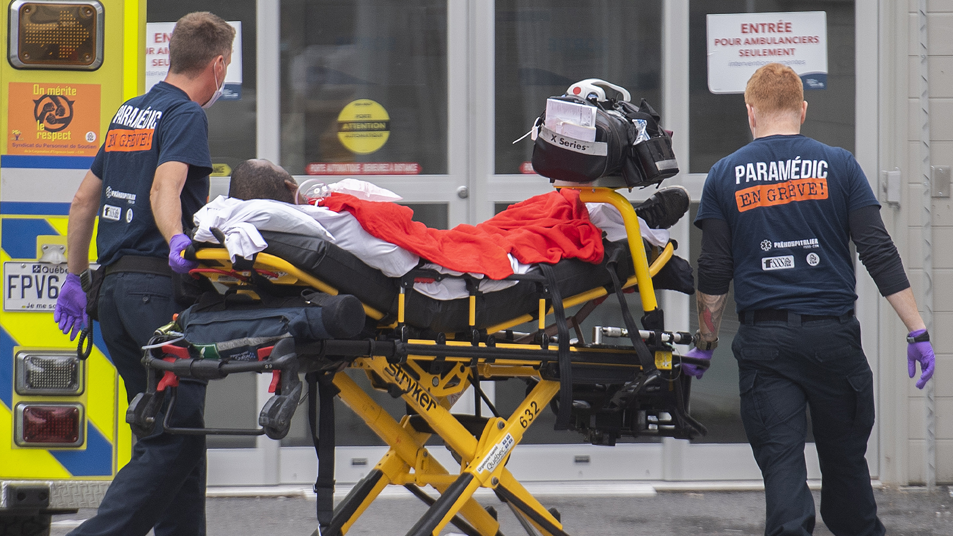 Québec a rapporté 14 nouveaux décès et une hausse de 97 hospitalisations liées à la COVID-19, mercredi. 