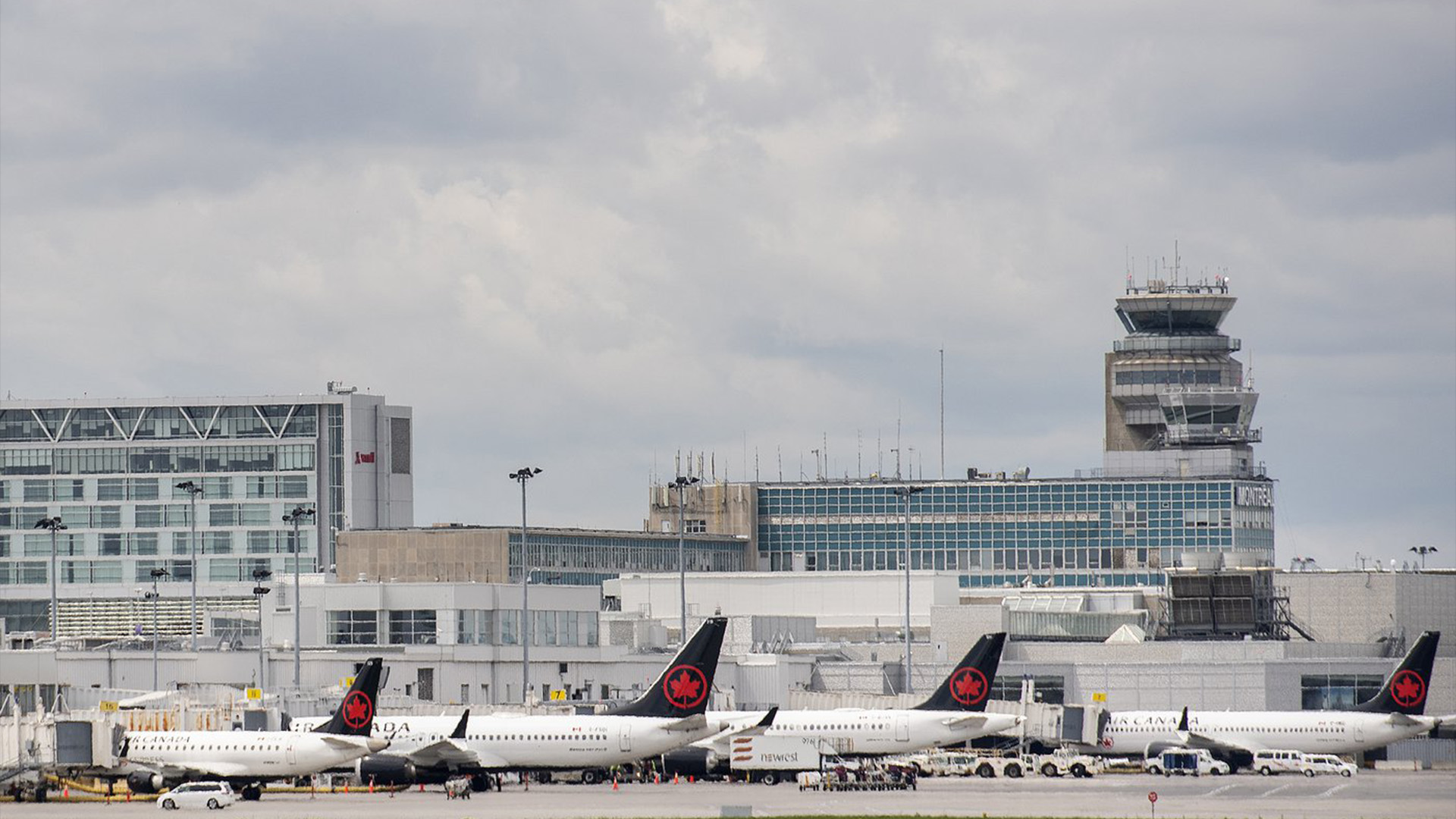 Le gouvernement fédéral a relancé mardi le programme de tests aléatoires de COVID-19 dans quatre grands aéroports, ceux de Toronto, Montréal, Calgary et Vancouver.
