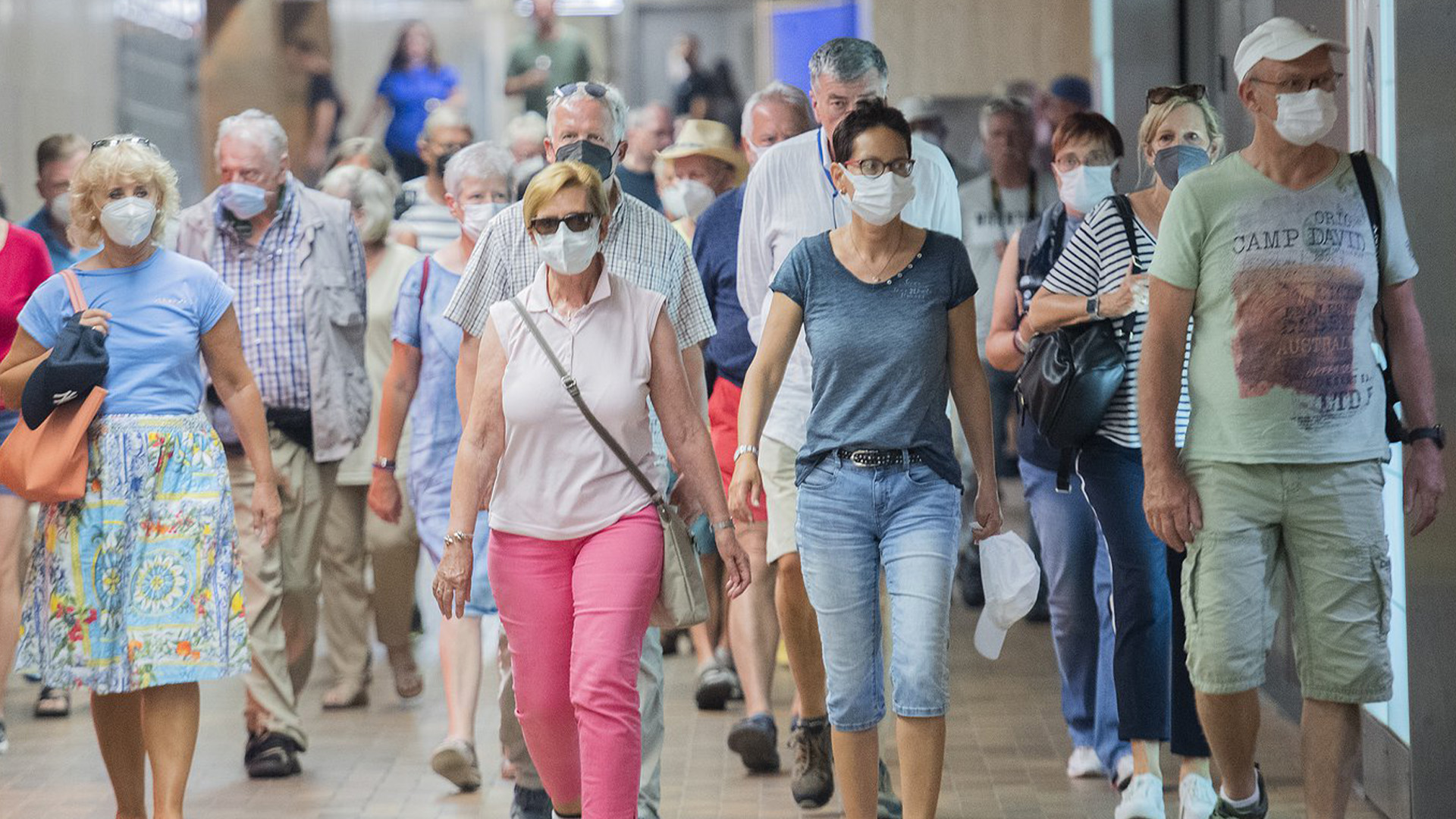 Les gens portent des masques faciaux lorsqu'ils traversent une station de métro à Montréal, le dimanche 17 juillet 2022, alors que la pandémie de COVID-19 se poursuit dans la province.