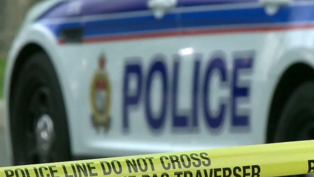 Un piéton est décédé après avoir été happé par deux véhicules mercredi soir sur le chemin Merivale, à Ottawa.