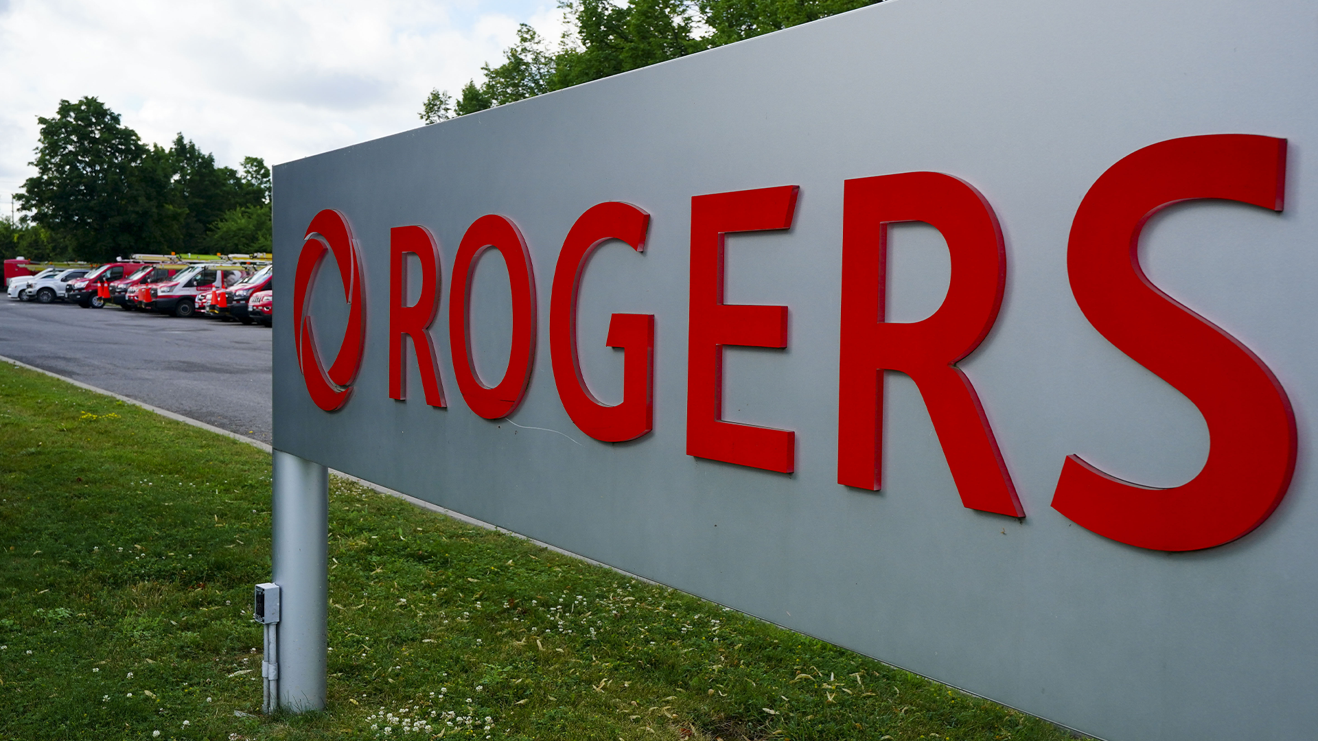 Rogers prétend qu'elle n'aurait pas pu rétablir les services d'urgence plus rapidement lors de la panne de service généralisée survenue au début du mois et qui a paralysé les réseaux de l'entreprise et touché des millions de clients à travers le Canada.