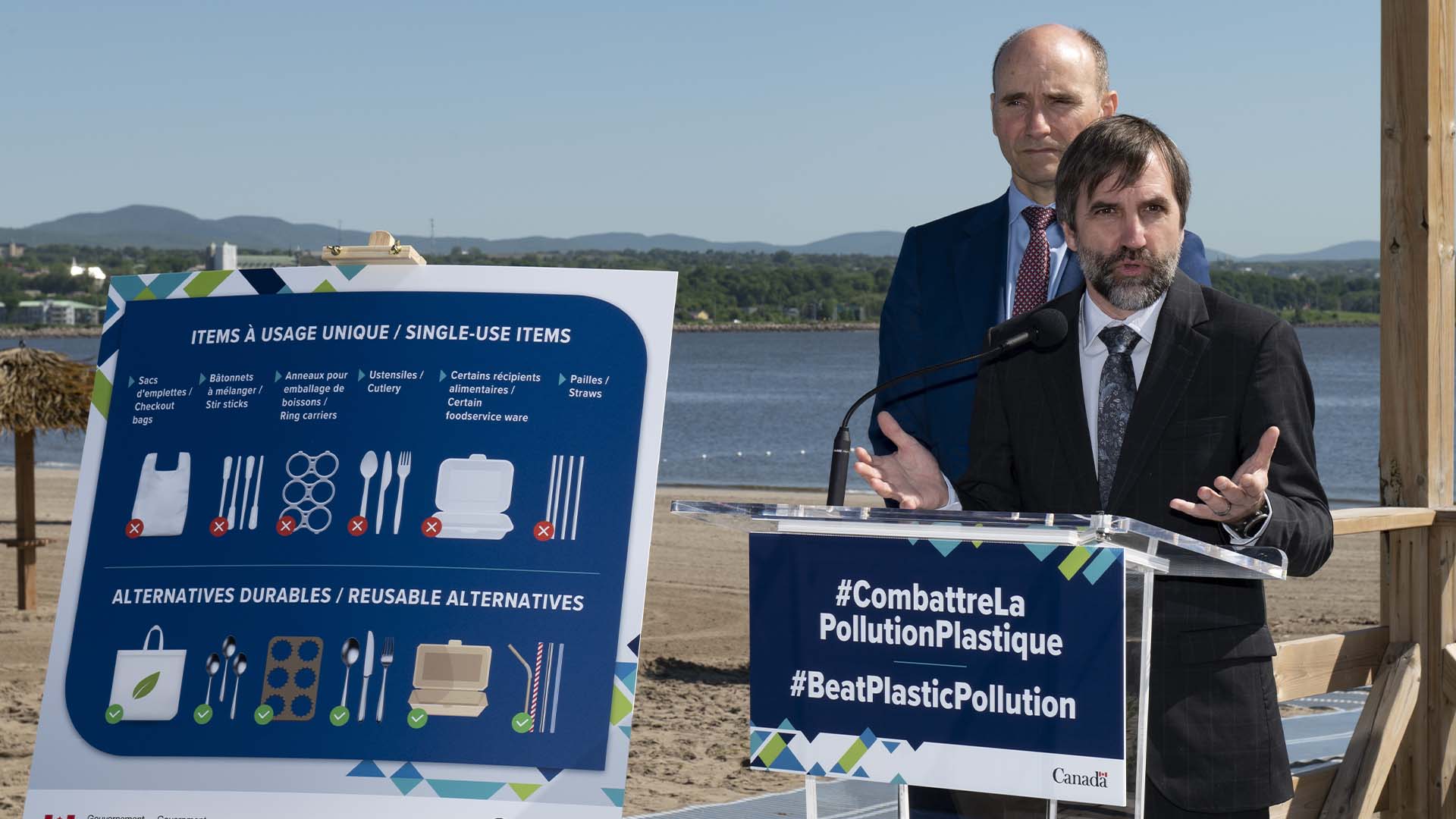 Steven Guilbeault, en compagnie du ministre Jean-Yves Duclos, a annoncé l'interdiction des plastiques et articles à usage unique sur une plage en juin 2022.