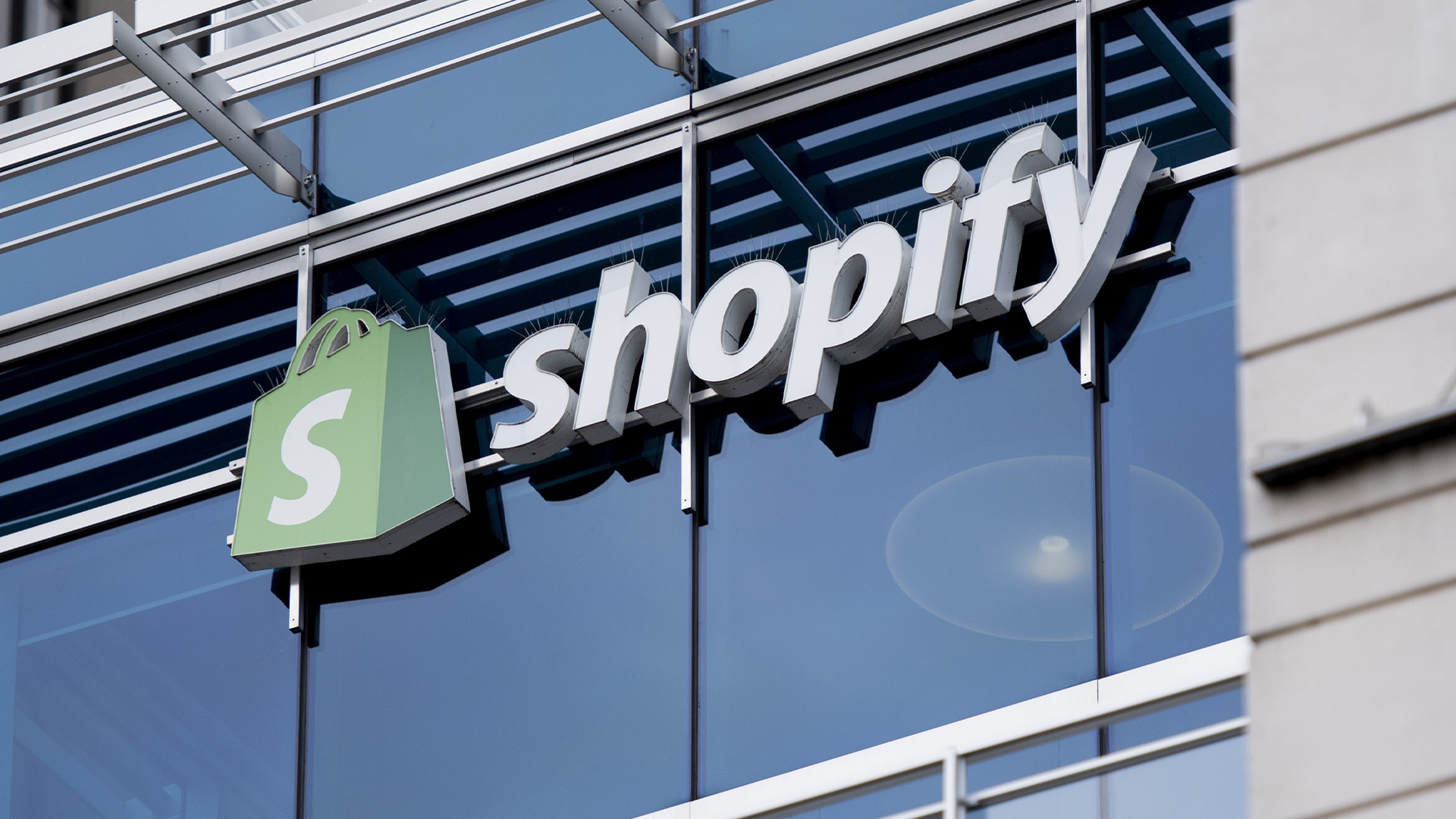 Shopify a annoncé mardi la mise à pied de 10 % de son effectif parce que l'entreprise a mal évalué la croissance du commerce électronique.