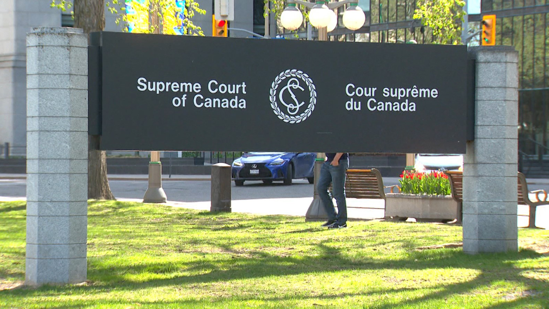 La Cour suprême du Canada a déclaré que les relations sexuelles avec condom sont un acte physique différent des relations sexuelles sans condom, et que l'utilisation d'un condom peut être une condition de consentement en vertu de la loi sur les agressions sexuelles.