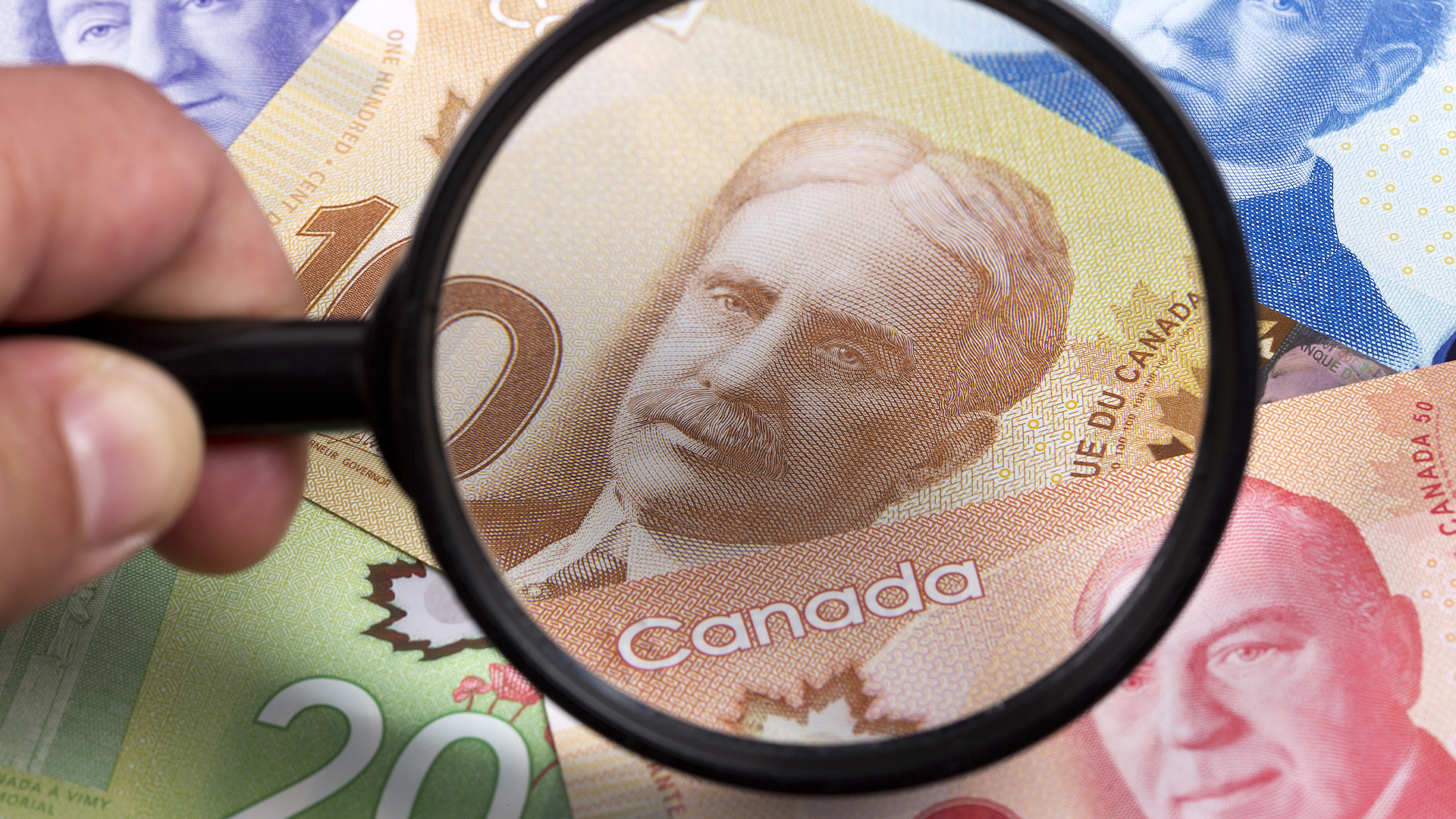 Les comptes d'épargne des Canadiens perdent de la valeur.
