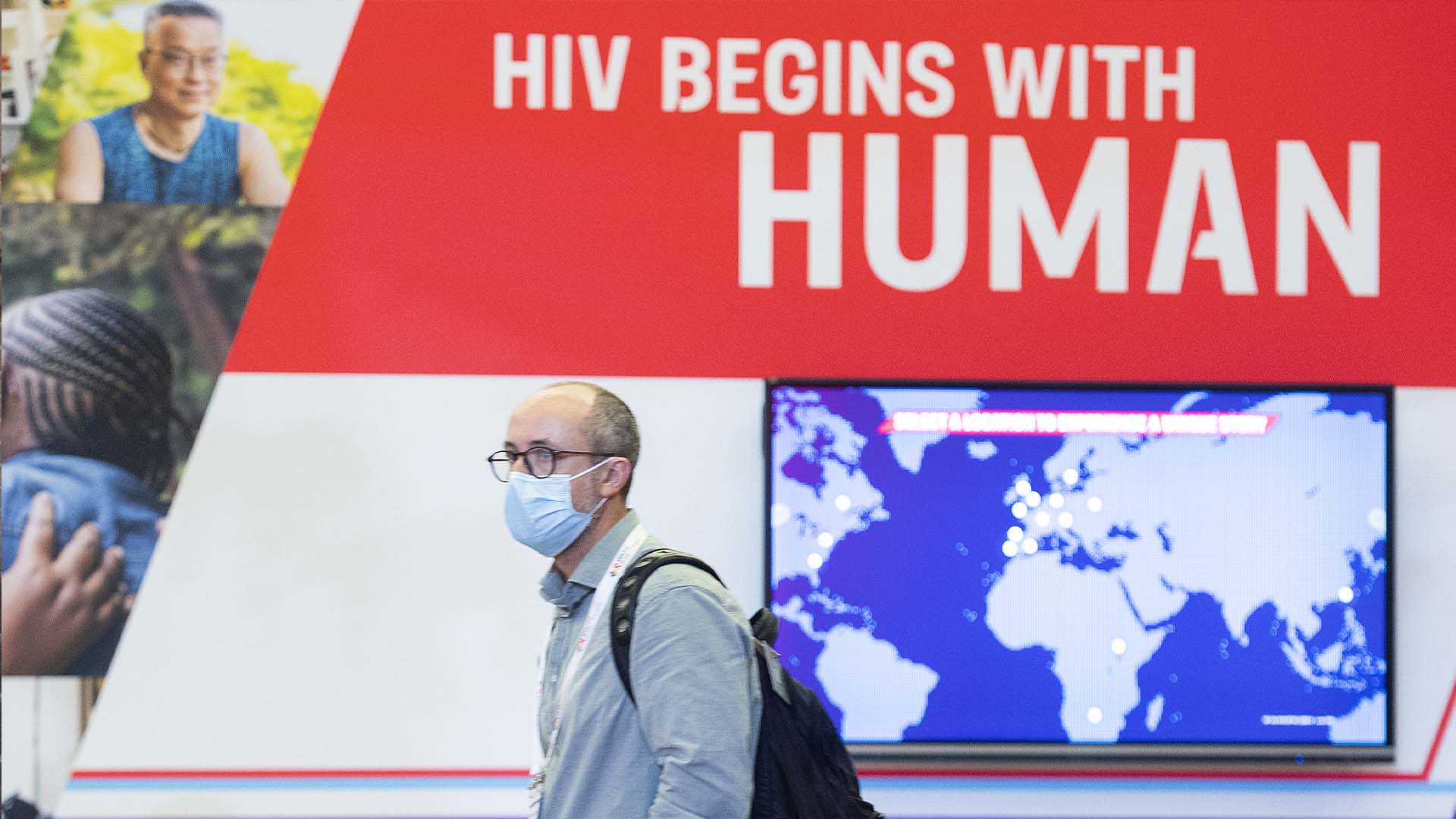 Des experts internationaux s'étaient réunis plus tôt dans la journée pour discuter de la nécessité d'éviter de reproduire les erreurs commises lors de l'arrivée du VIH.