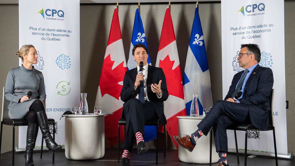 Le premier ministre Justin Trudeau accompagné des membres de CPQ Émilie Dussault (gauche) et Karl Blackburn (à droite).
