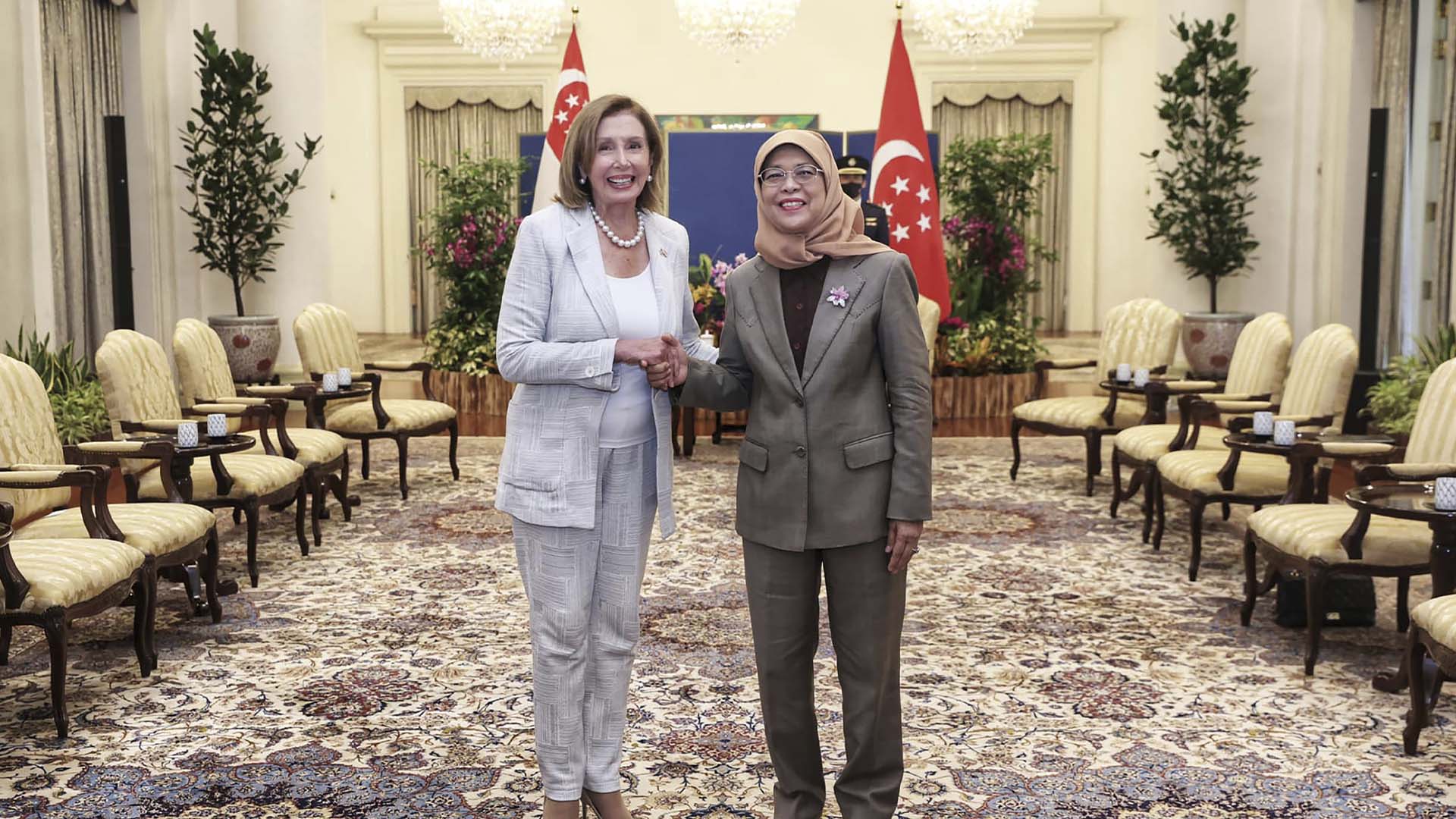La présidente de la Chambre des États-Unis, Nancy Pelosi, à gauche, et la présidente de Singapour, Halimah Yacob, se serrent la main au palais présidentiel d'Istana à Singapour, le lundi 1er août 2022.