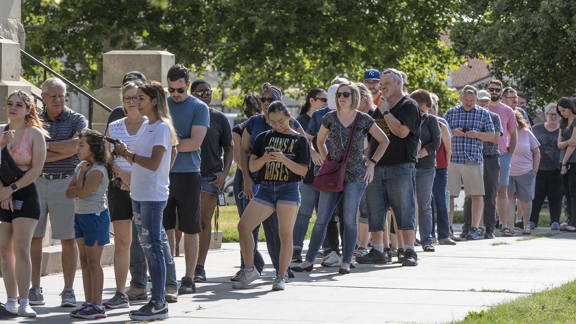 Une longue file d'électeurs entoure le palais de justice historique du comté de Sedgwick à Wichita, au Kansas, le dernier jour du vote anticipé, le 1er août 2022.