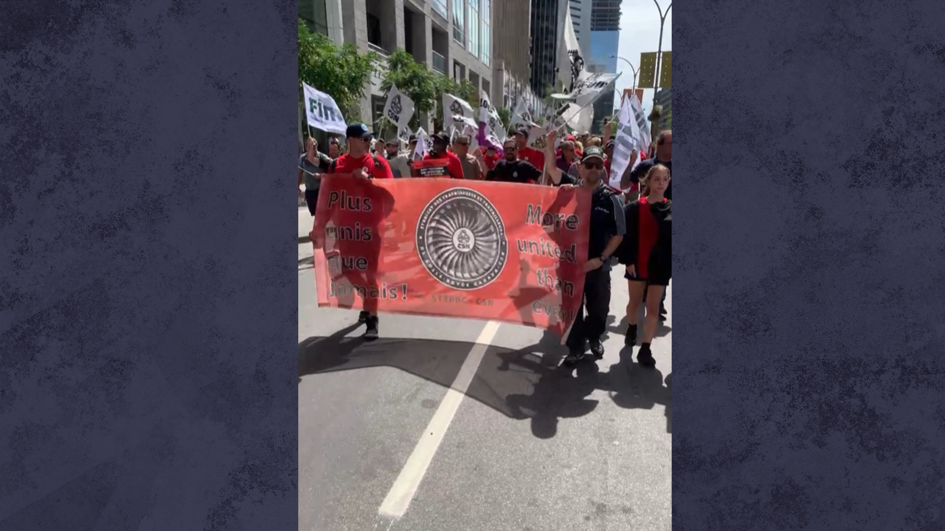 Les membres du Syndicat des travailleuses et travailleurs de Rolls-Royce Canada, affilié à la CSN, ont manifesté dans les rues de Montréal, mercredi.