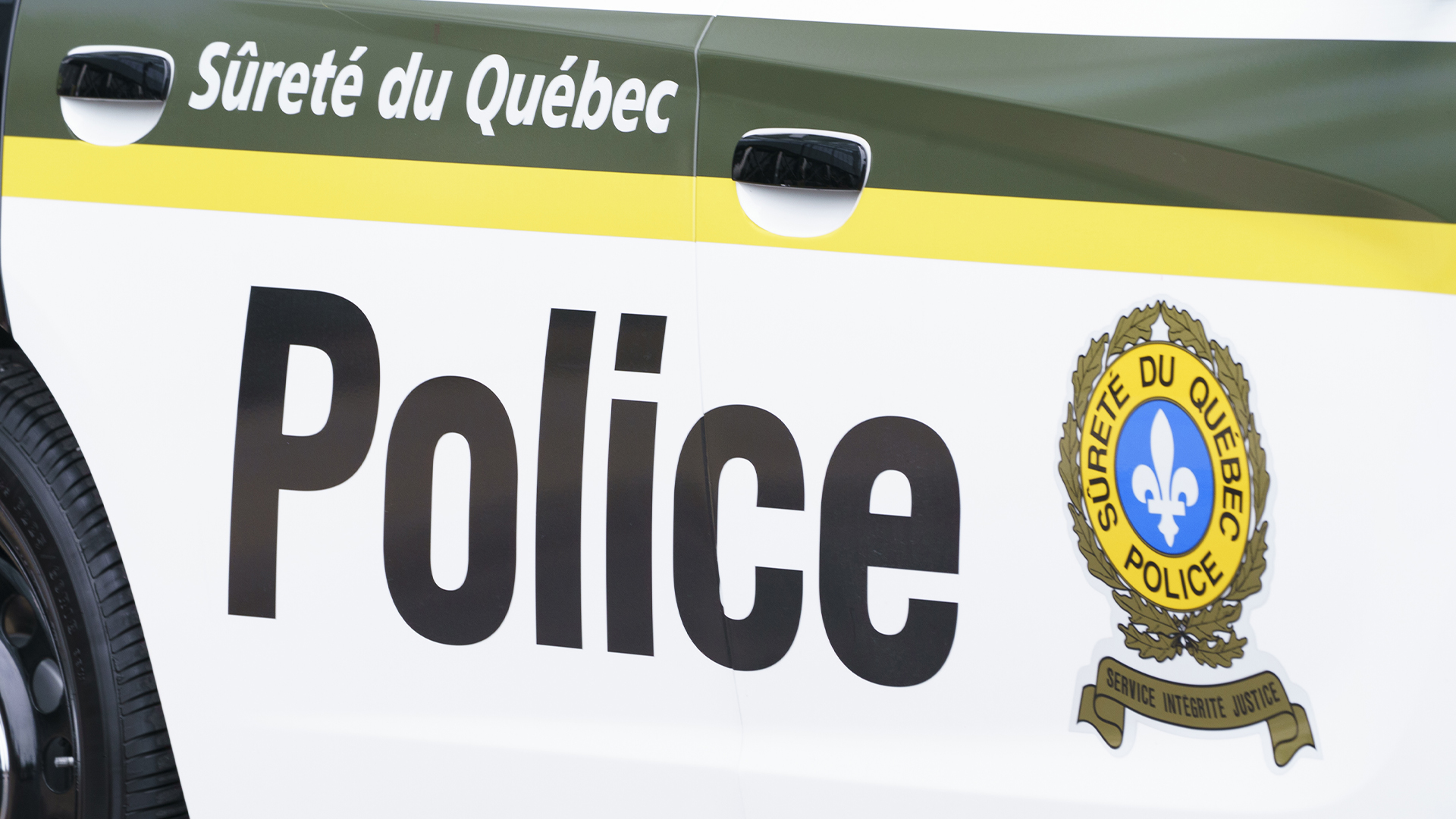 Une voiture a fait une embardée, endommageant sur son passage un poteau d'Hydro-Québec.