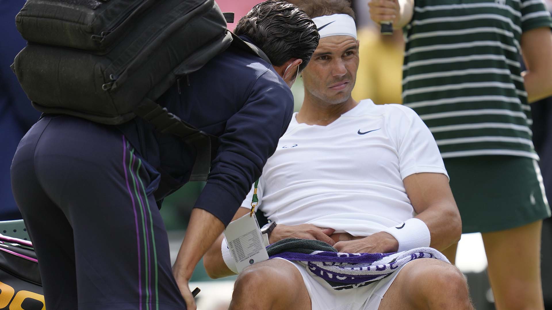 Rafael Nadal reçoit un traitement juste avant une pause médicale alors qu'il affronte l'Américain Taylor Fritz lors d'un match quart de finale en simple messieurs lors de la dixième journée des championnats de tennis de Wimbledon à Londres, le mercredi 6 juillet 2022. (AP Photo/Kirsty Wigglesworth ,
