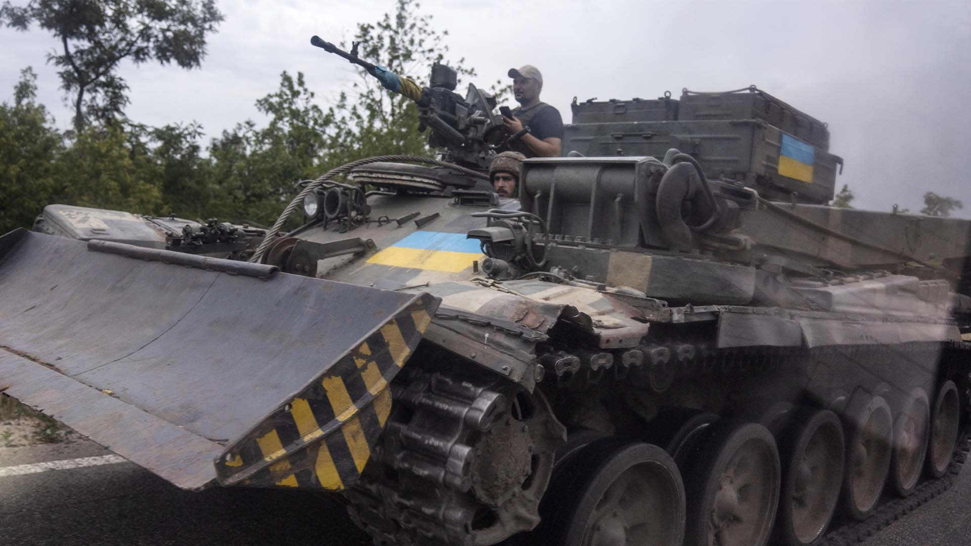 Des soldats ukrainiens dans un char d'assaut sur une route, à Stupochky, dans la région de Donetsk, dans l'est de l'Ukraine, le dimanche 10 juillet 2022. (AP Photo/Nariman El-Mofty)